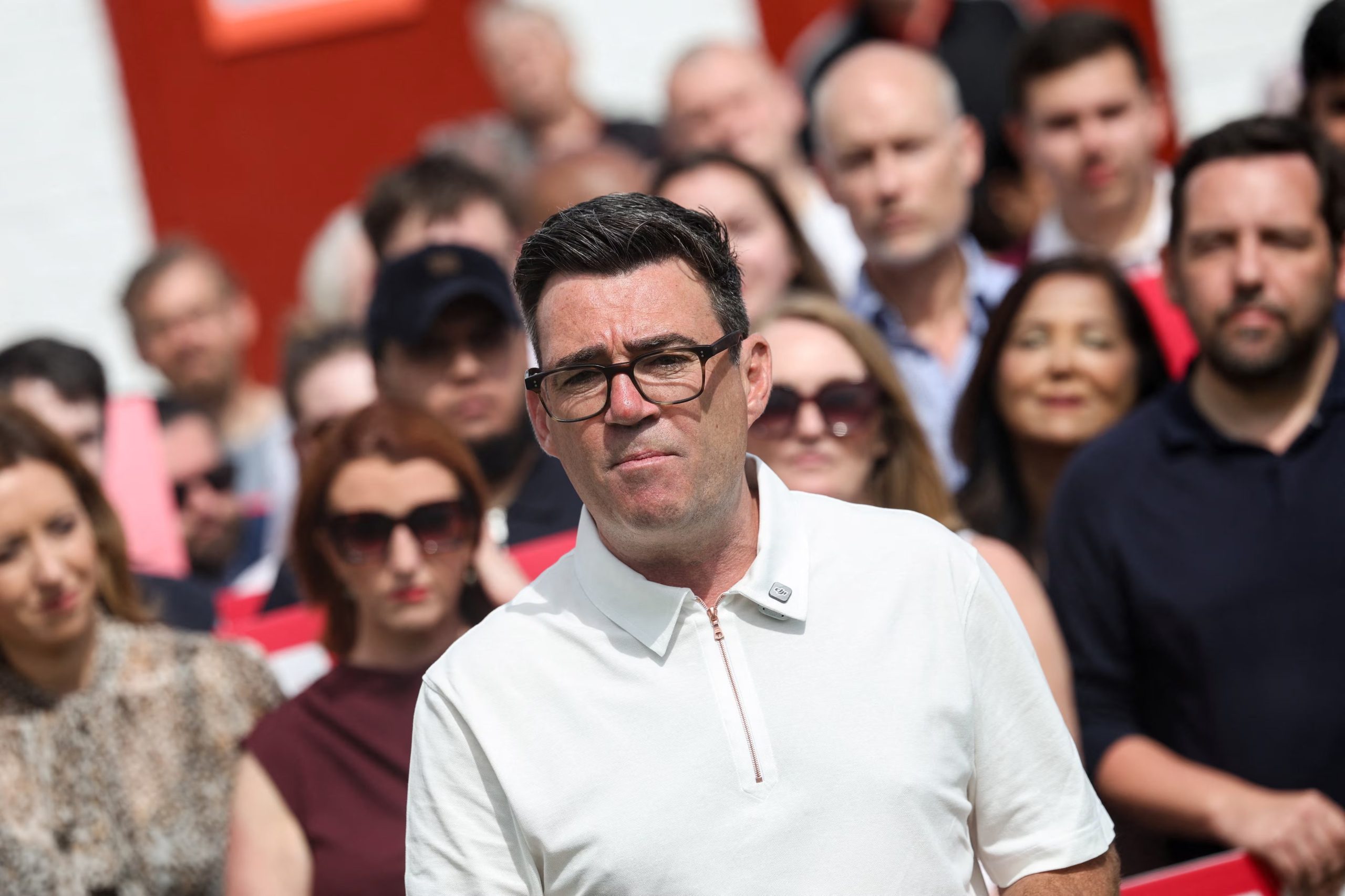 El alcalde del Gran Mánchester, Andy Burnham, se dirige a militantes y simpatizantes del Partido Laborista tras ganar la elección parcial de Makerfield, una victoria que lo posiciona como posible sucesor de Keir Starmer (REUTERS/Temilade Adelaja, archivo) 