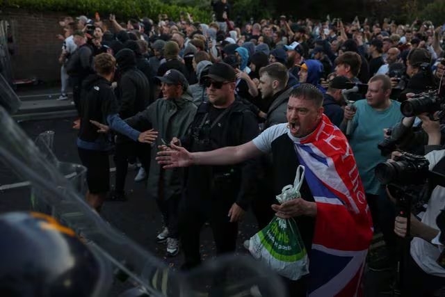 Manifestantes se enfrentan a agentes de policía durante una protesta tras la condena de Vikrum Digwa por el asesinato del estudiante Henry Nowak, en Southampton, Reino Unido, el 2 de junio de 2026.
(REUTERS/Isabel Infantes)