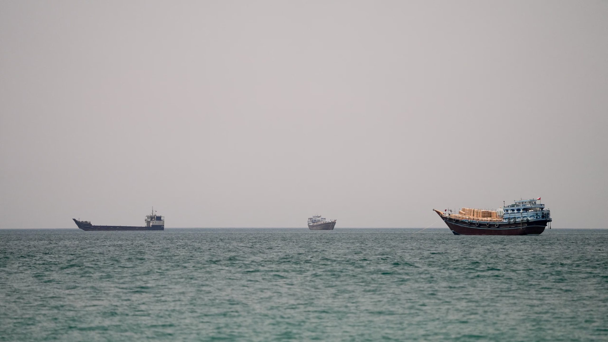 Barcos en el estrecho de Ormuz vistos desde Musandam, Omán (REUTERS/Stringer)