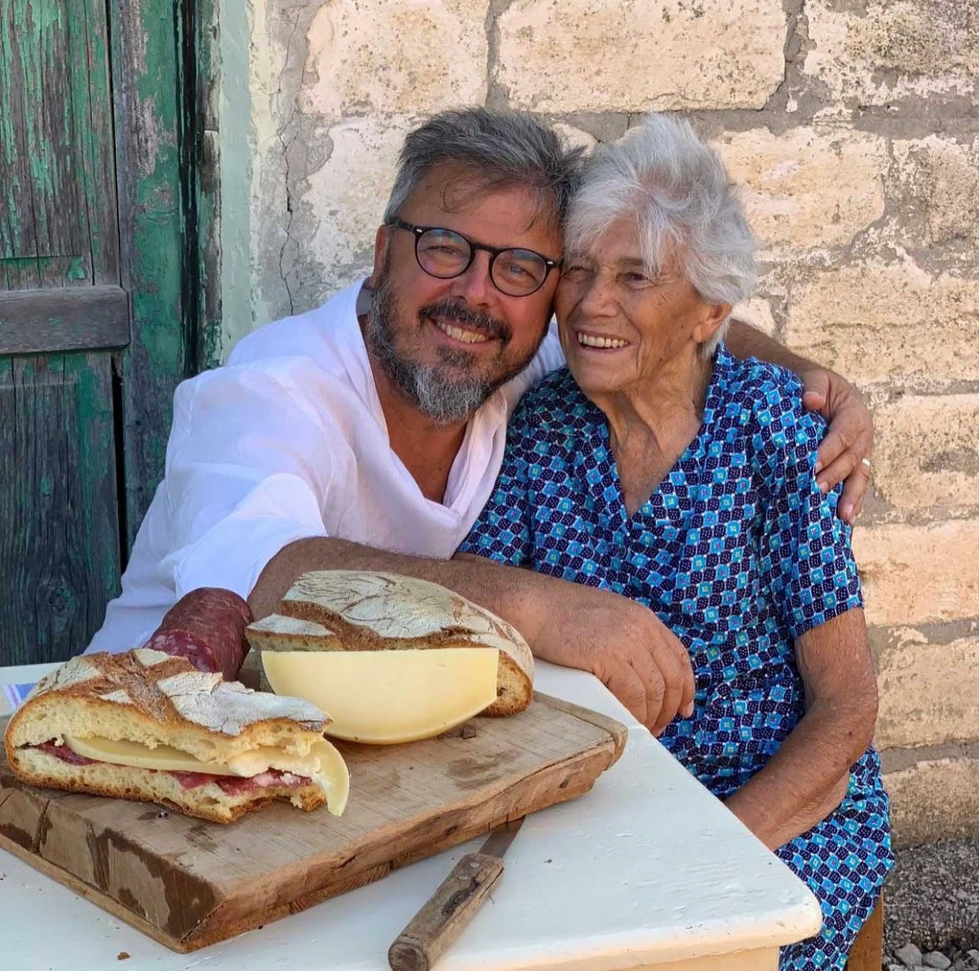Volvió al hogar materno, revivió recetas y reconoció el legado familiar, aquí junto a María, su mamma
