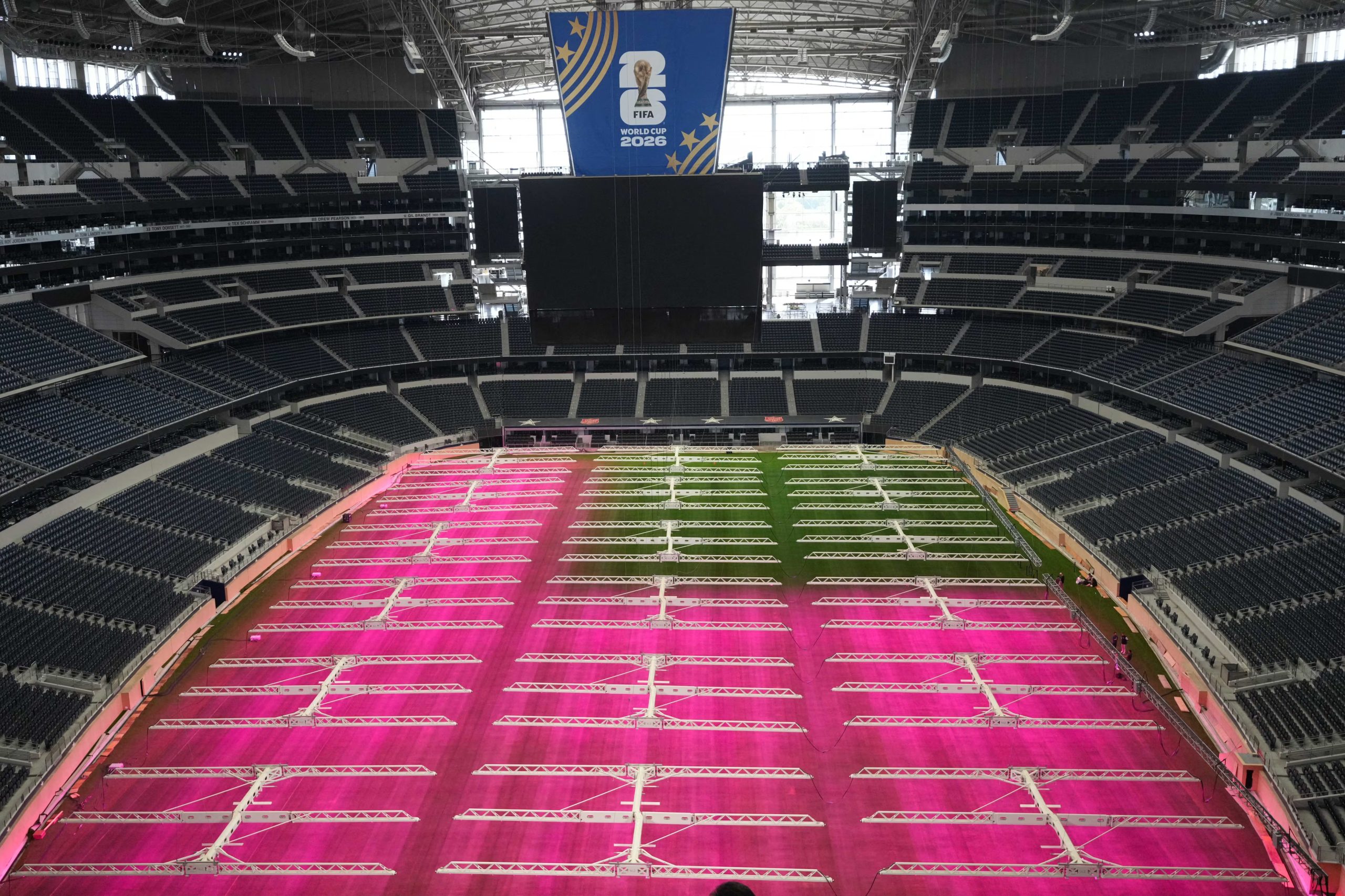 El AT&T Stadium está a 39 km del centro de Dallas y se puede llegar con DART, Trinity Railway Express y un autobús chárter gratuito coordinado para los partidos (Mandatory Credit: Scott Wachter-Imagn Images)