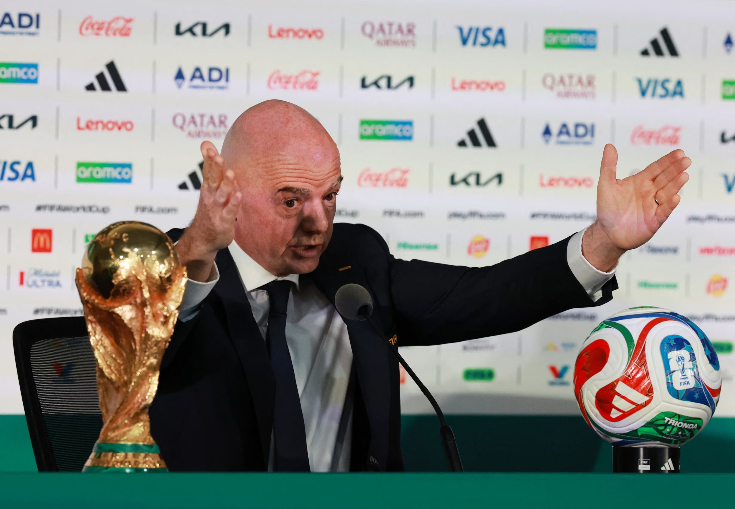Copa Mundial de la FIFA 2026 - Conferencia de prensa del presidente de la FIFA, Gianni Infantino - Estadio Azteca, Ciudad de México, México - 10 de junio de 2026. El presidente de la FIFA, Gianni Infantino, con el trofeo de la Copa Mundial de la FIFA durante la conferencia de prensa. REUTERS/Henry Romero