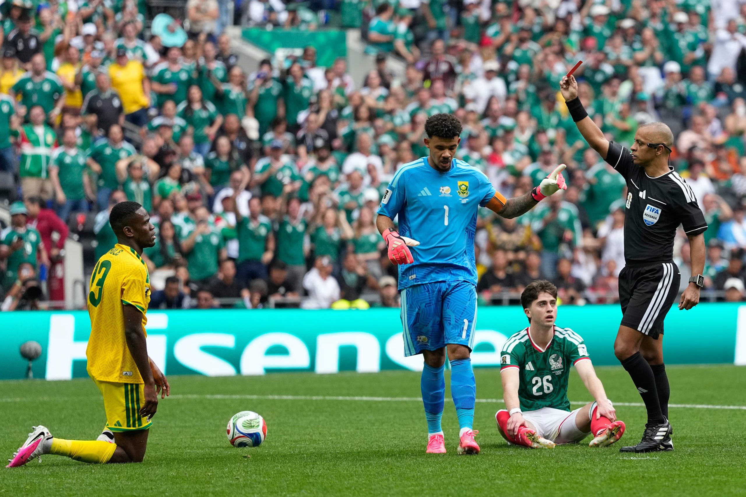 La expulsión de Sphephelo Sithole fue correcta porque impidió una ocasión manifiesta de gol de Brian Gutiérrez, según el análisis de Andy Davies-crédito Natacha Pisarenko/AP Foto