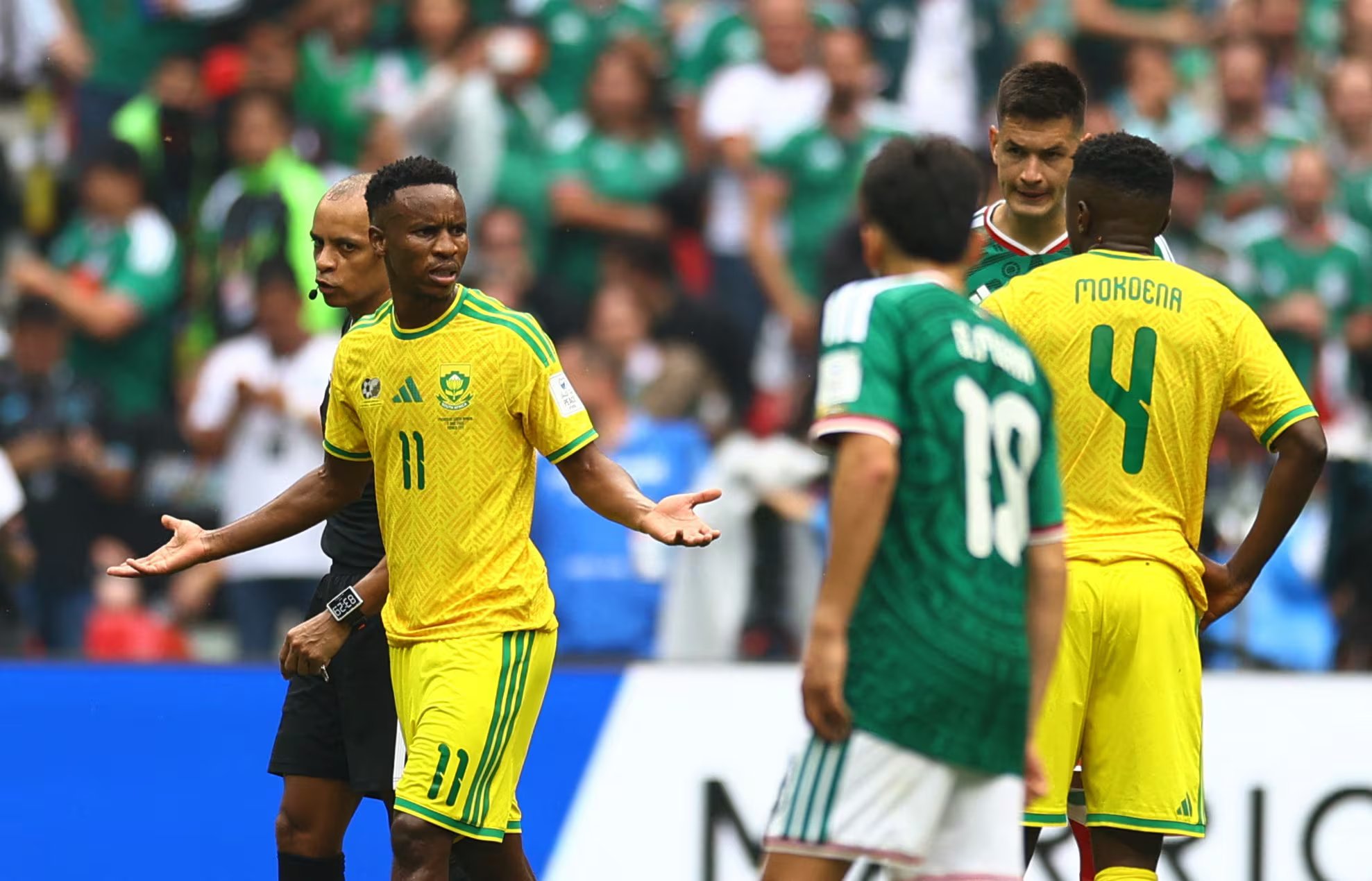 Andy Davies consideró rigurosa la roja a Themba Zwane por conducta violenta después de que Wilton Sampaio revisó la jugada en el monitor del VAR-crédito Hannah Mckay/REUTERS