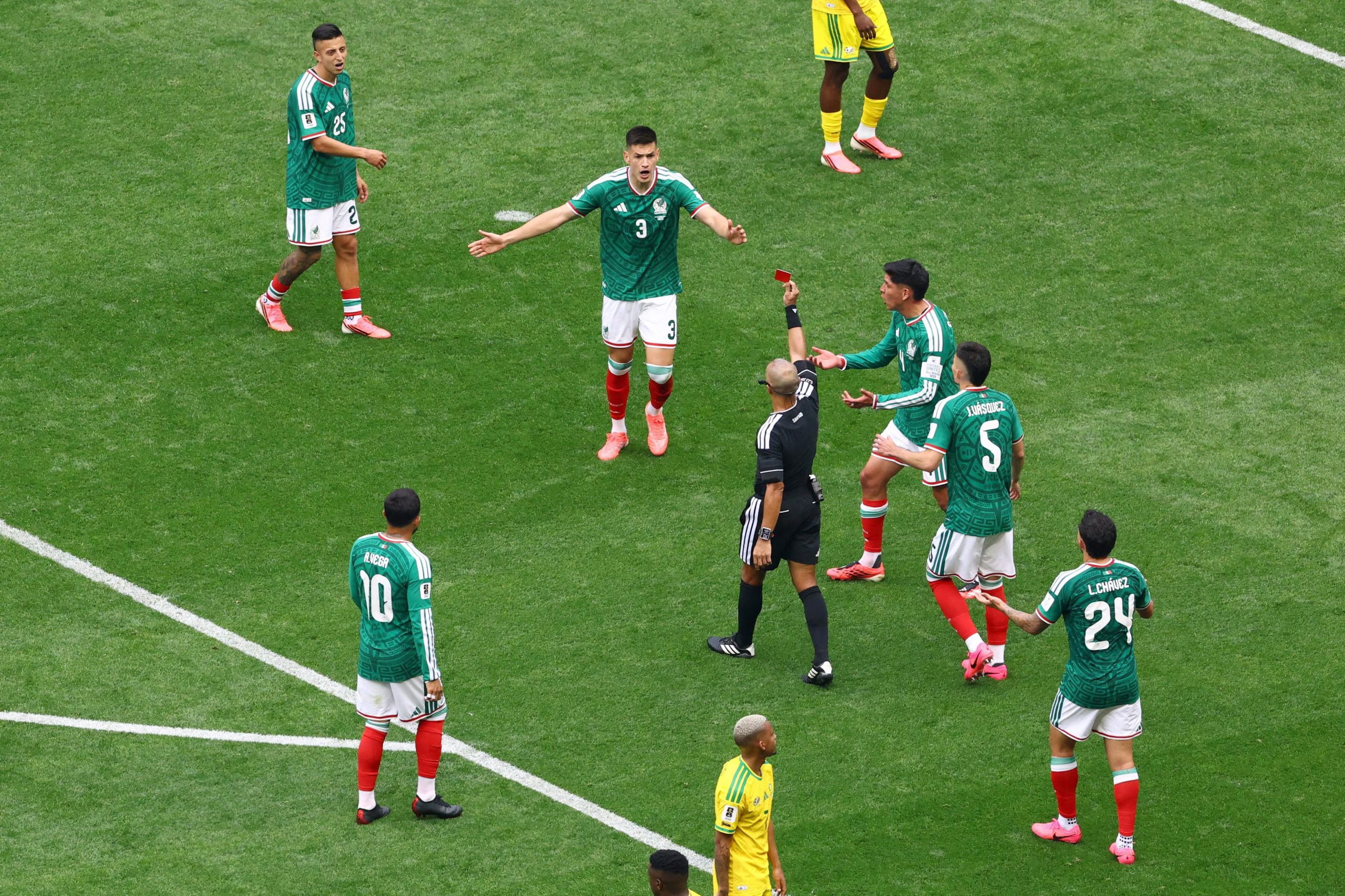 La expulsión de César Montes generó la mayor discrepancia porque Andy Davies sostuvo que no hubo una ocasión manifiesta de gol en la acción de Khuliso Mudau-crédito Raquel Cunha/REUTERS
