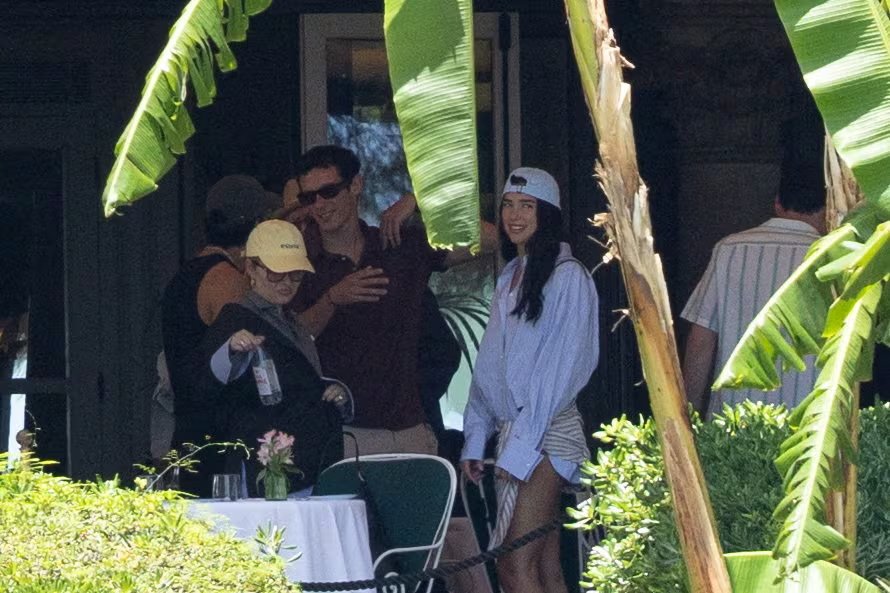 El despliegue de seguridad tiene como objetivo resguardasr la privacidad de los invitados de Dua Lipa y Callum Turner. (REUTERS/Igor Petyx)