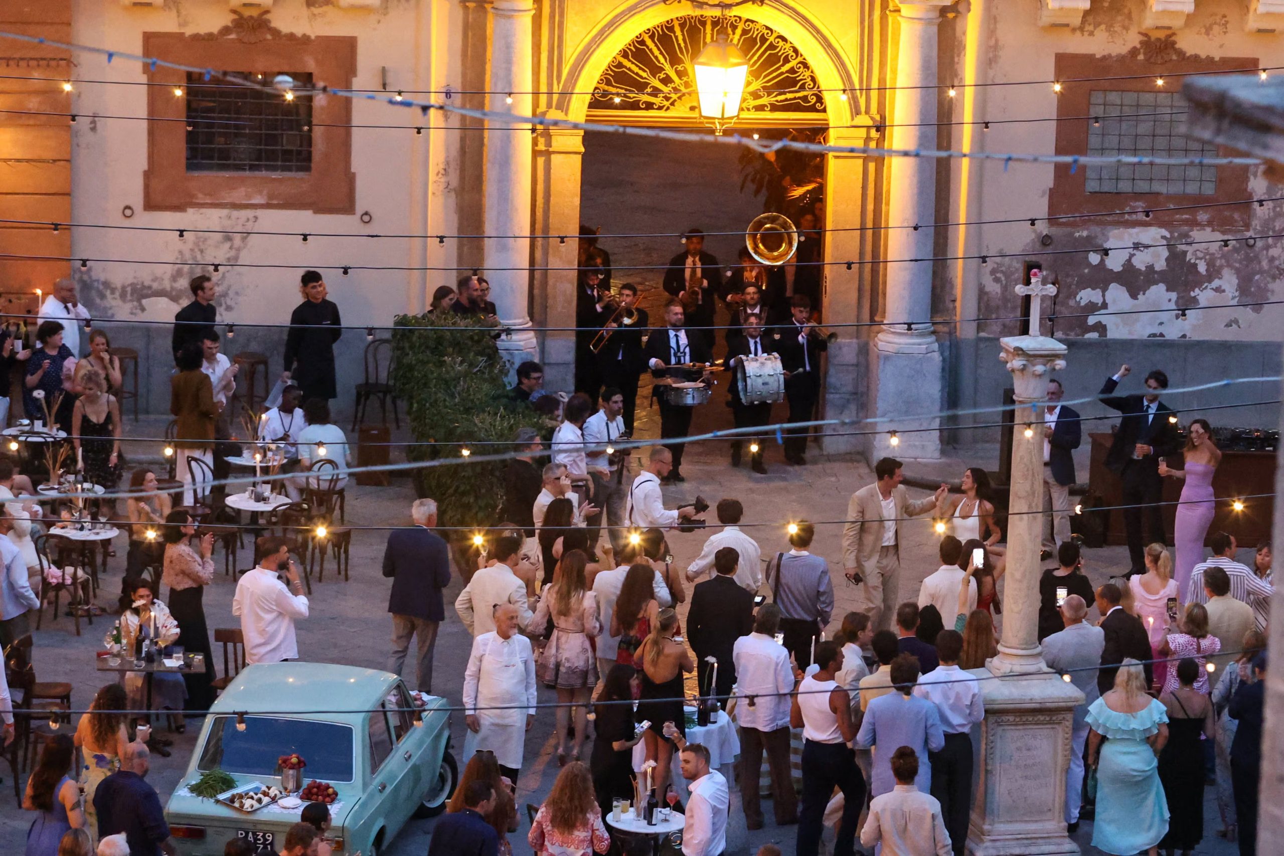 La boda de la cantante transformó temporalmente algunos de los espacios más emblemáticos del centro histórico de Palermo (REUTERS/Igor Petyx)