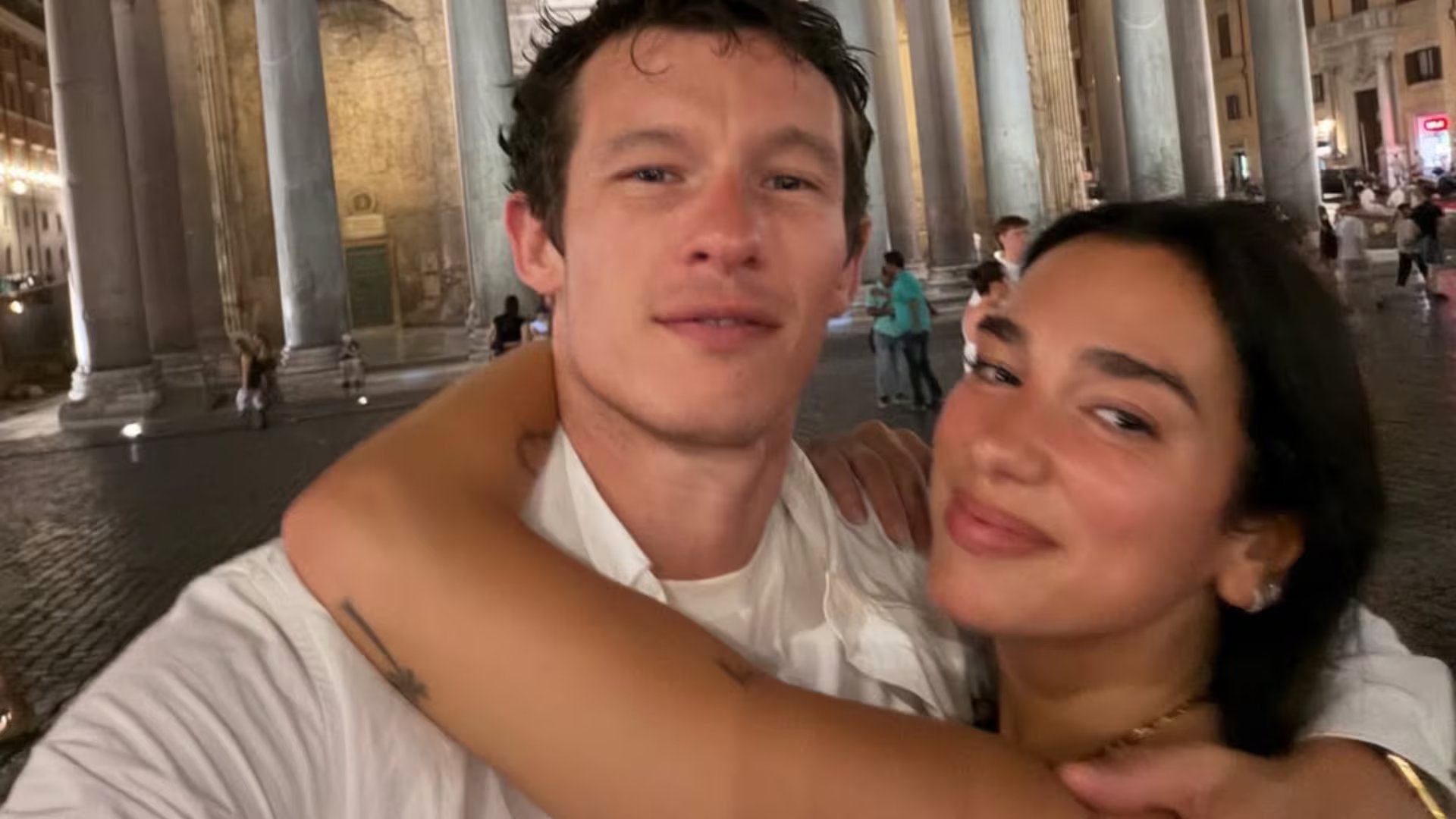 Dua Lipa apareció junto a Callum Turner en distintas fotografías que compartió sobre su luna de miel (Instagram/@dualipa)