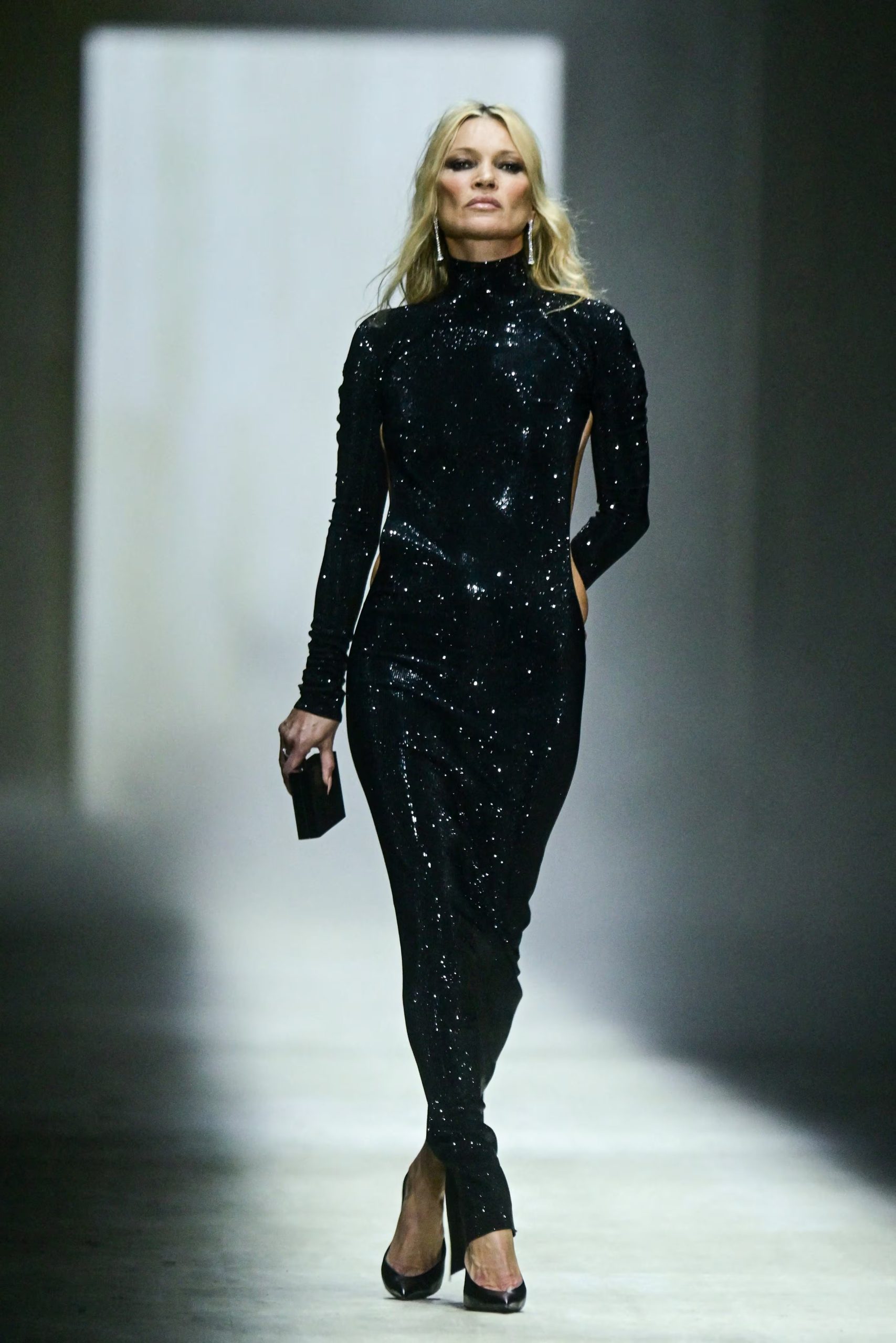 Kate Moss convierte el vestido Gucci G-string en sofisticación irreverente con una actitud relajada (REUTERS/Daniele Mascolo)