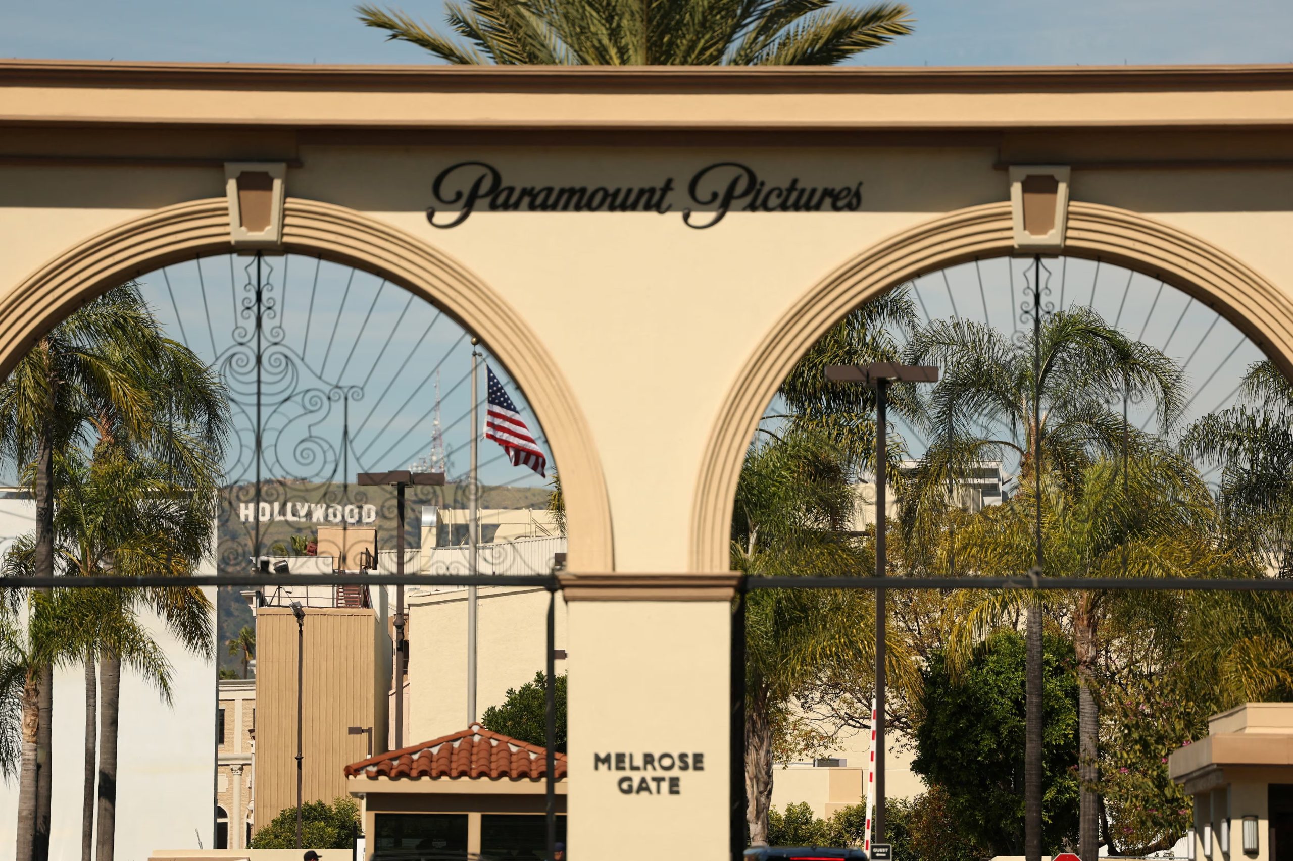 La oposición en Hollywood advierte que la fusión de Paramount y Warner Bros. Discovery puede reducir empleos, compradores de guiones y competencia (REUTERS/Mario Anzuoni).