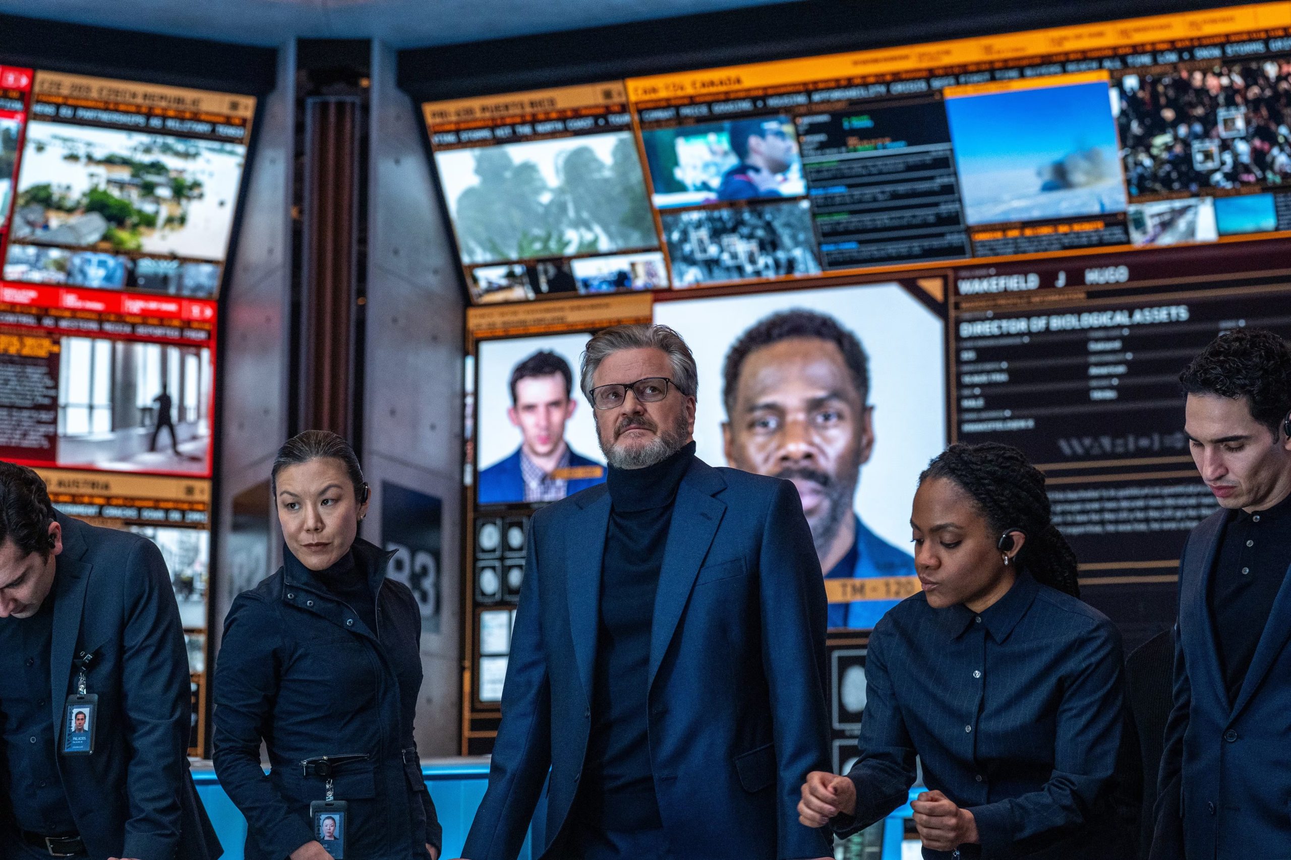 Colin Firth, en el centro, en una escena de