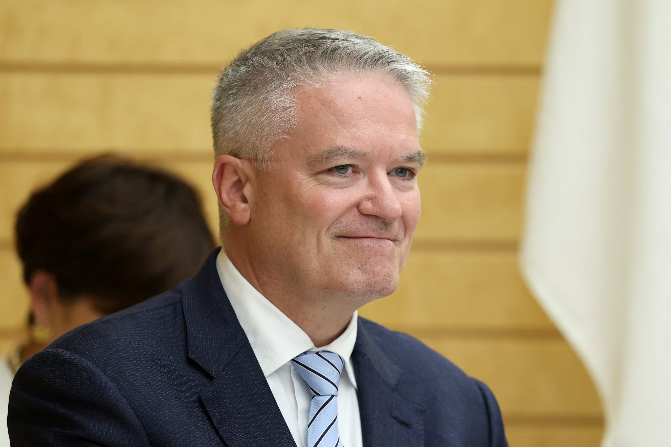 Mathias Cormann, secretario general de la Organización para la Cooperación y el Desarrollo Económicos (OCDE), durante una reunión con Sanae Takaichi, primera ministra de Japón —que no aparece en la fotografía—, en la oficina de la primera ministra en Tokio, Japón (Kiyoshi Ota/REUTERS)