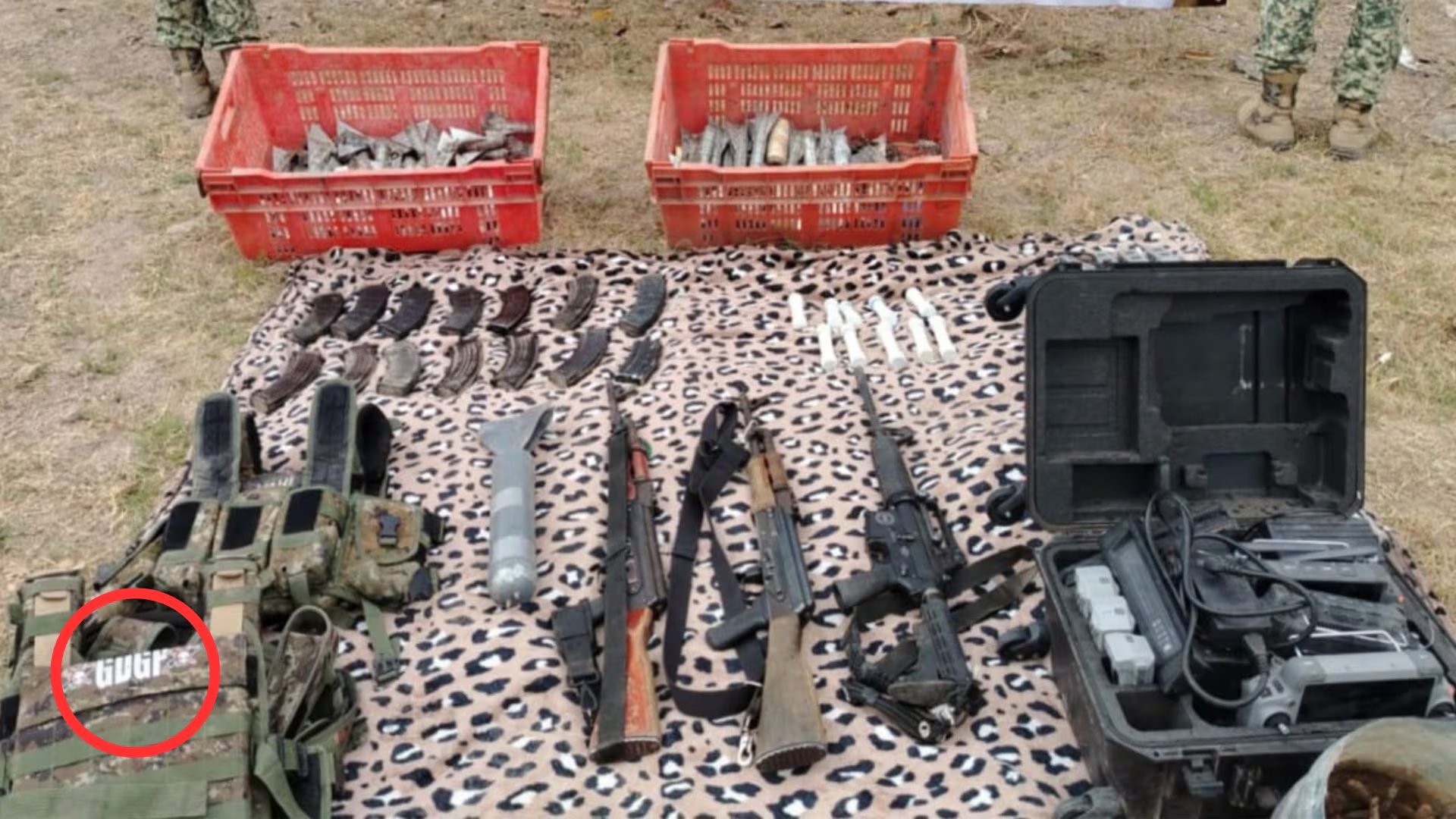 En el sitio también fueron asegurados drones y explosivos caseros, entre otros ilícitos. Crédito: SSP Sinaloa