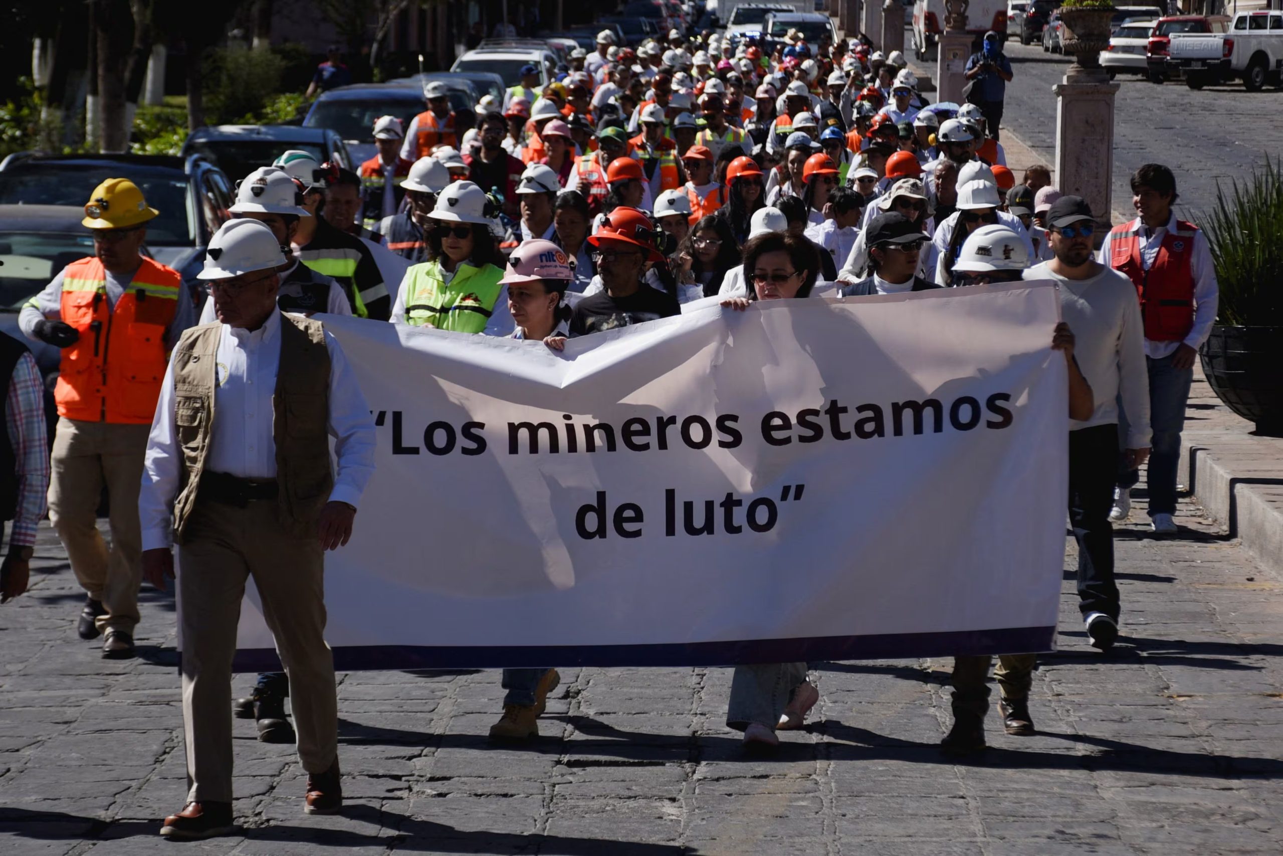Mineros y familiares de mineros desaparecidos participan en una marcha exigiendo justicia para los trabajadores que fueron secuestrados de una mina operada por la canadiense Vizsla Silver Corp, después de que varios cuerpos fueran encontrados el mes pasado en una fosa clandestina en Concordia, Sinaloa, en Zacatecas, México, 14 de febrero de 2026. REUTERS/Edgar Chavez