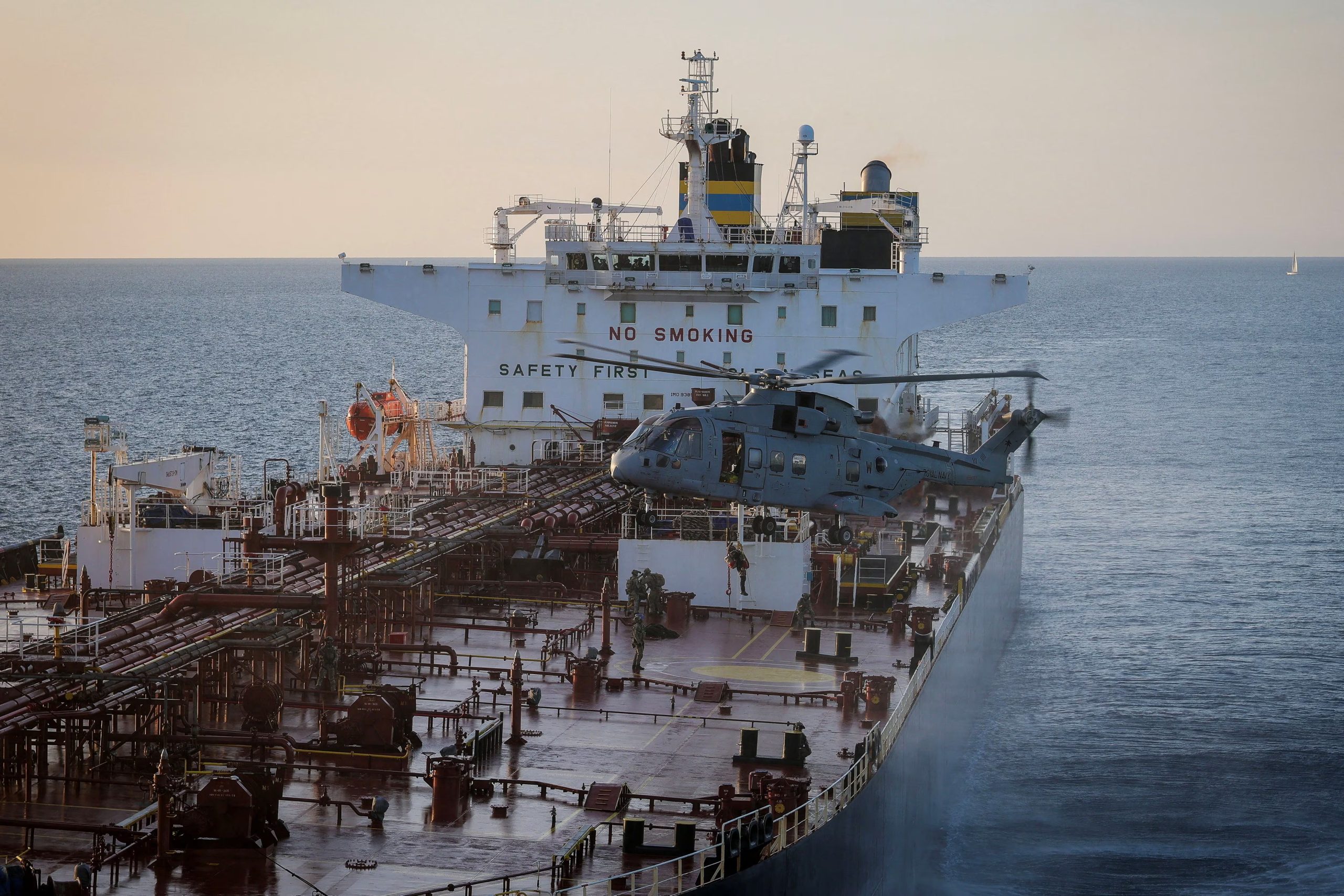 La operación en el Canal de la Mancha fue la primera liderada por el Reino Unido contra un petrolero de la flota fantasma rusa. (Ministerio de Defensa del Reino Unido/REUTERS)
