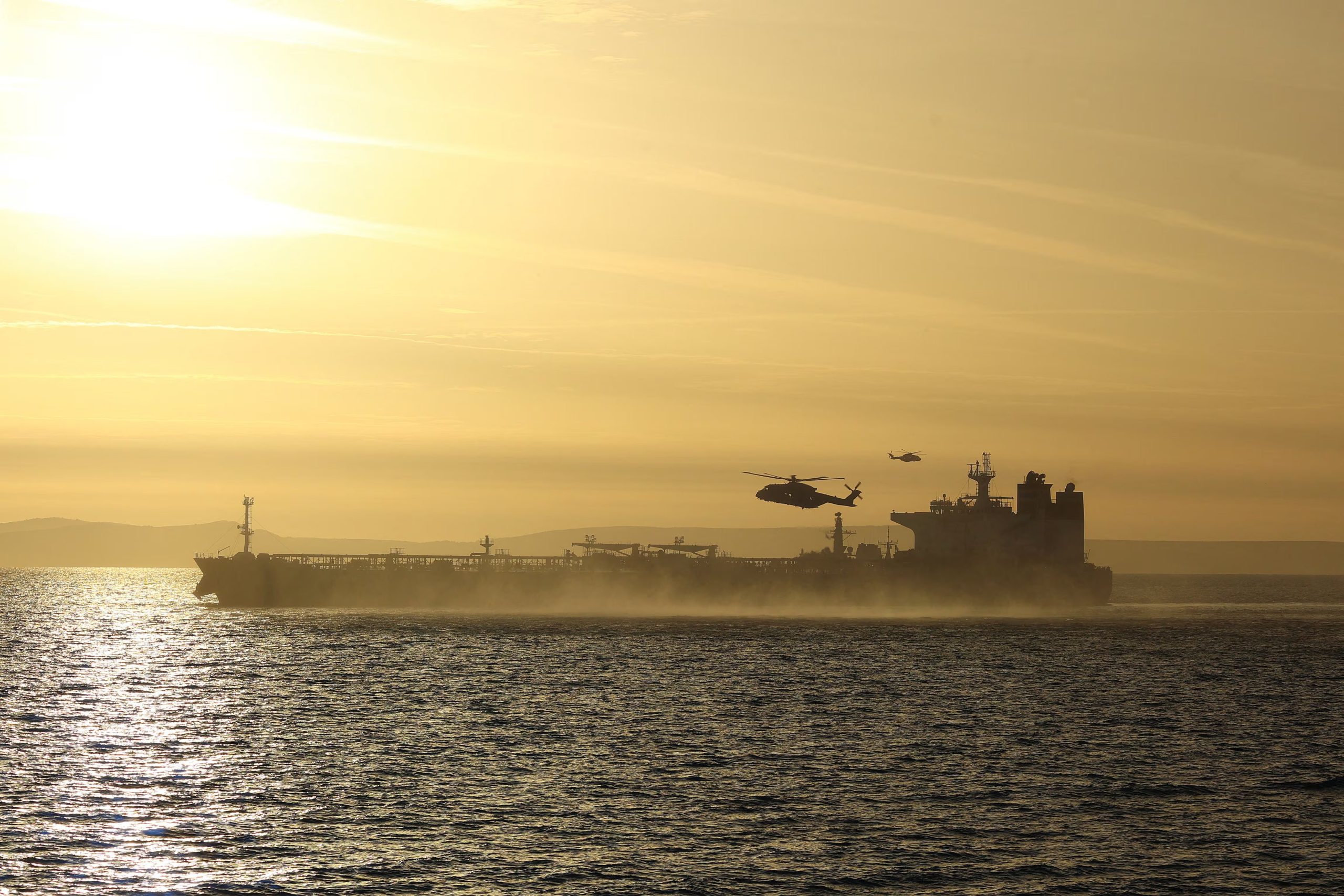 El Ministerio de Defensa británico informó que el petrolero sancionado será trasladado frente a la costa sur de Inglaterra y quedará bajo vigilancia. (Ministerio de Defensa del Reino Unido/REUTERS)