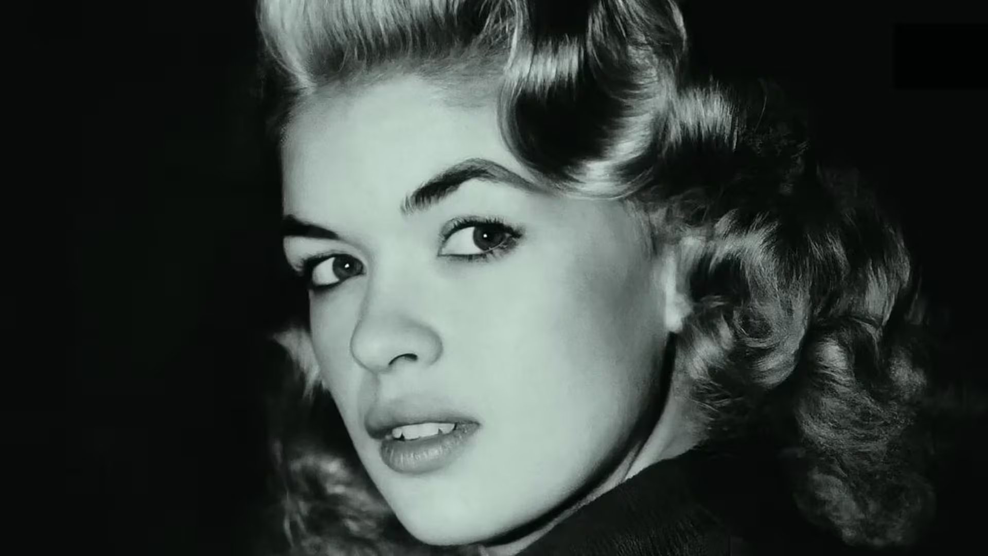 La nube de insecticida que dejó una máquina para eliminar mosquitos ocultó las luces del camión y explicó por qué el chofer donde viajaba Jayne Mansfield no vio el semirremolque a tiempo (@HBO)