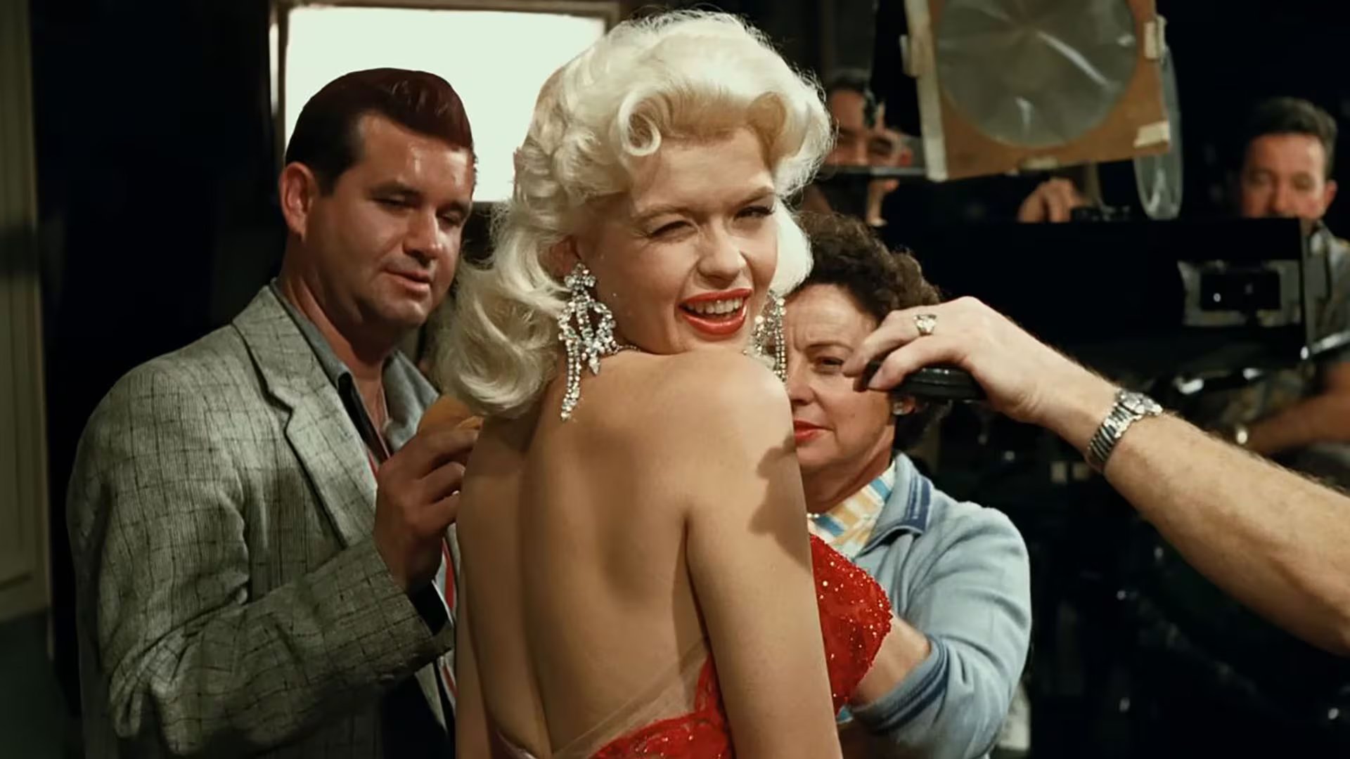 El rumor de que Jayne Mansfield fue decapitada en el accidente surgió por las fotos del choque, pero el informe forense y la funeraria lo descartaron (@HBO)
