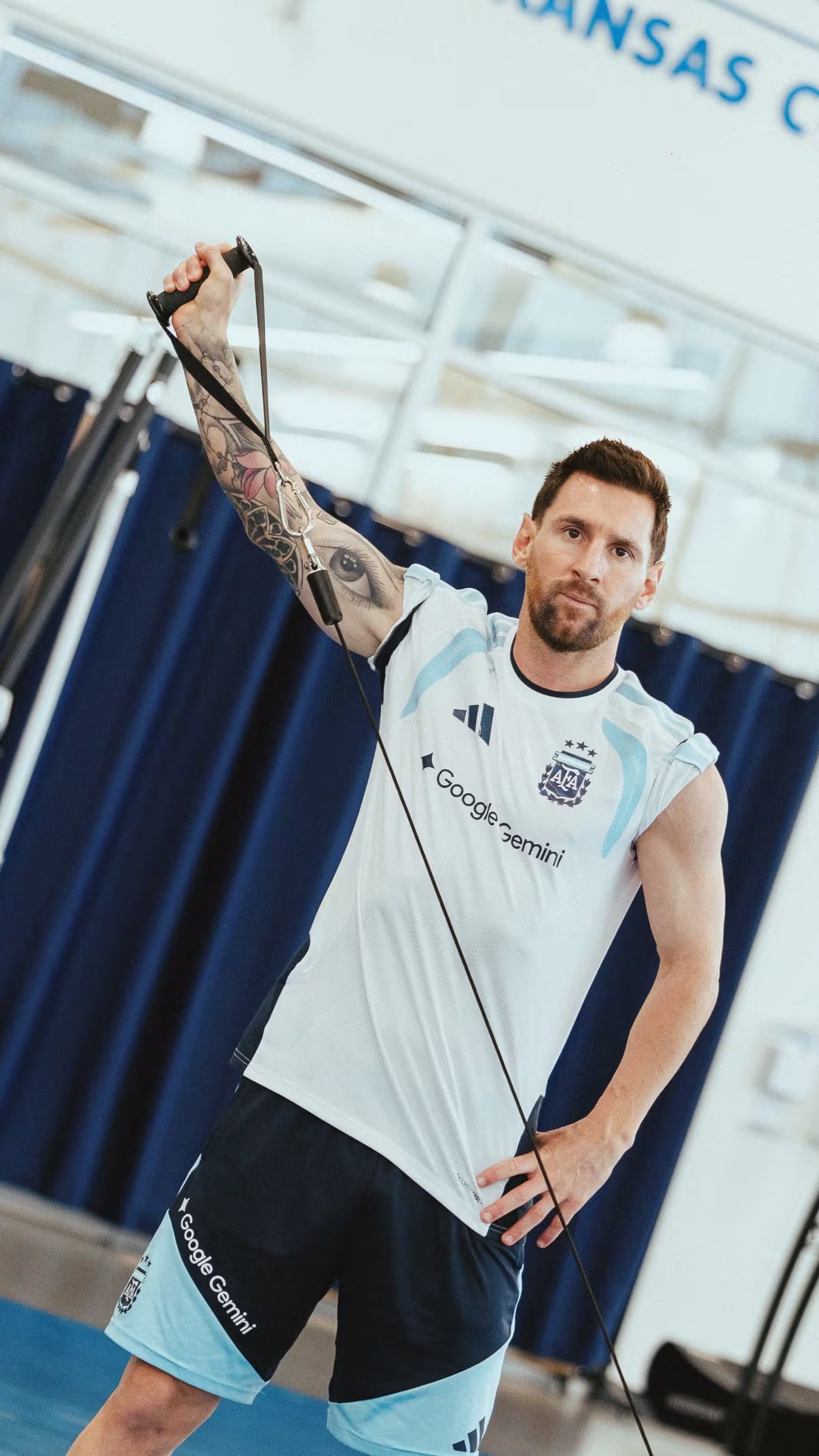 Uno de los ejercicios de Messi en el gimnasio (Crédito: @afaseleccion/Instagram)