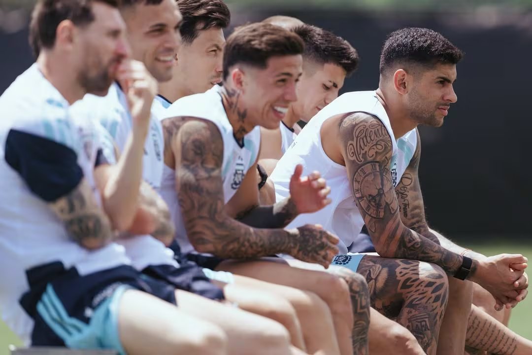 La sonrisa de Enzo Fernández, uno de los que descansó después de su titularidad contra los africanos (Crédito: @afaselección/Instagram)