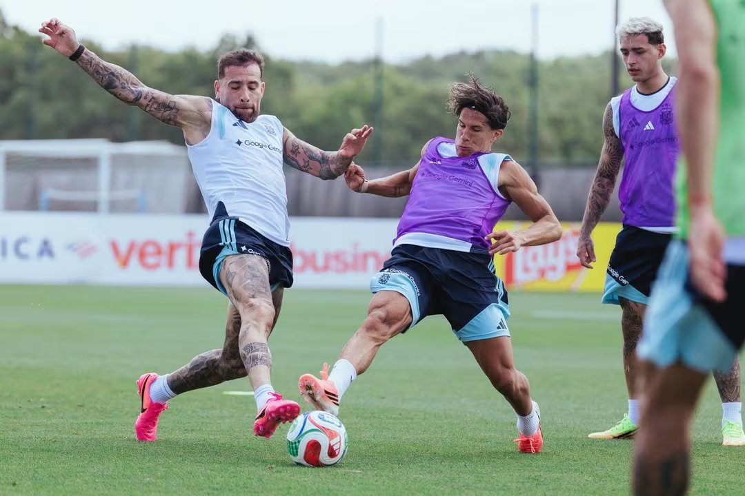 Giuliano Simeone y Nicolás Otamendi, en plena disputa de pelota (Crédito: @afaselección/Instagram)