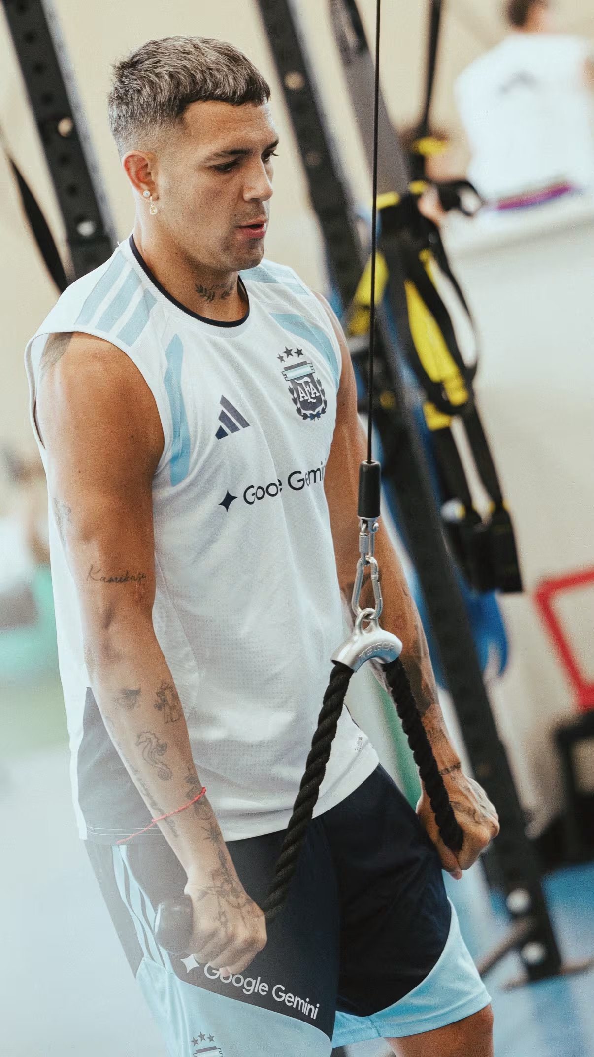También hubo actividad en el gimnasio para algunos jugadores de la Argentina (Crédito: @afaselección/Instagram)