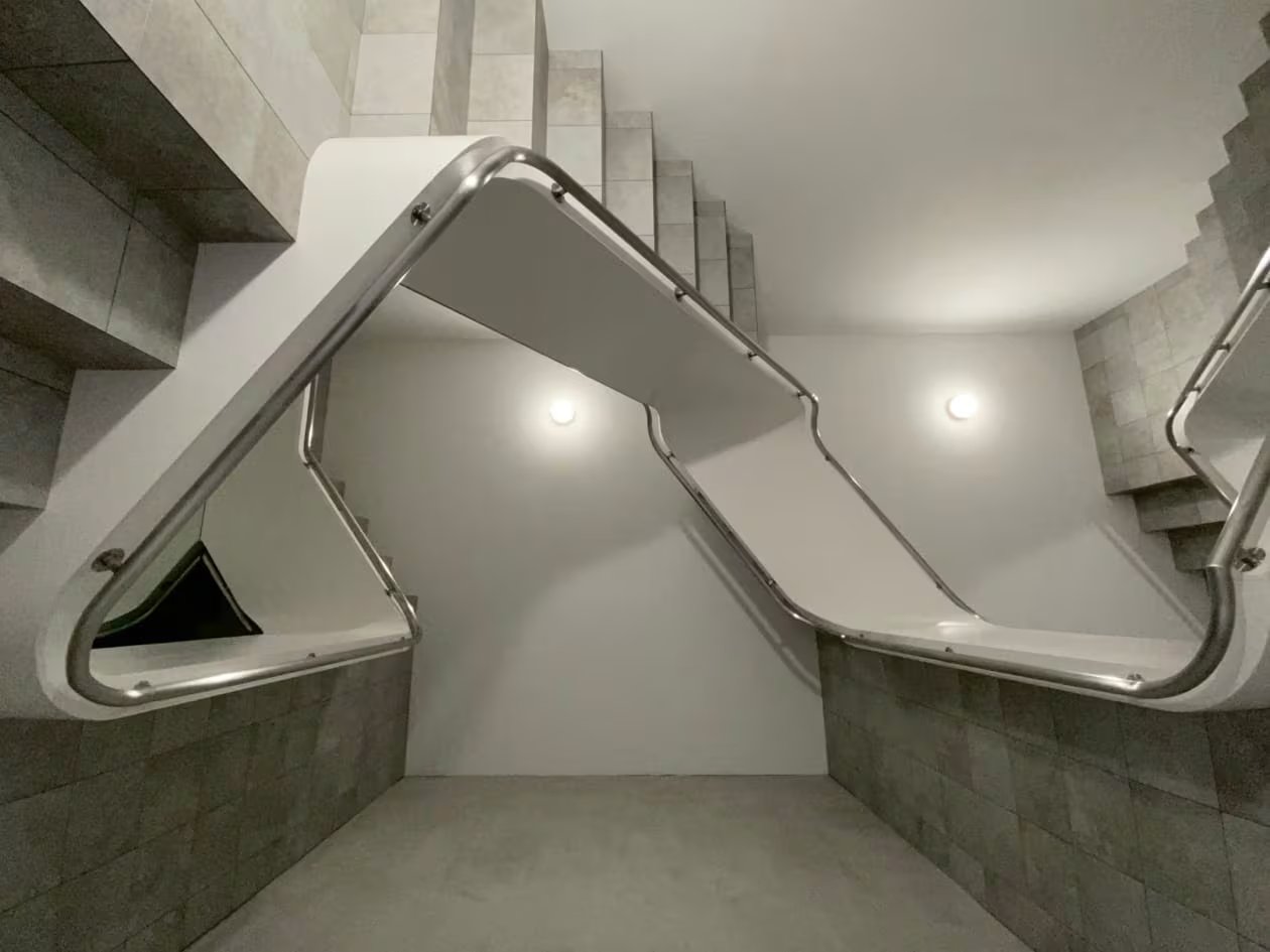 Sorprende por la monumentalidad de algunas de sus creaciones, en las que están muy presentes ascensores, escaleras y cabinas de avión
