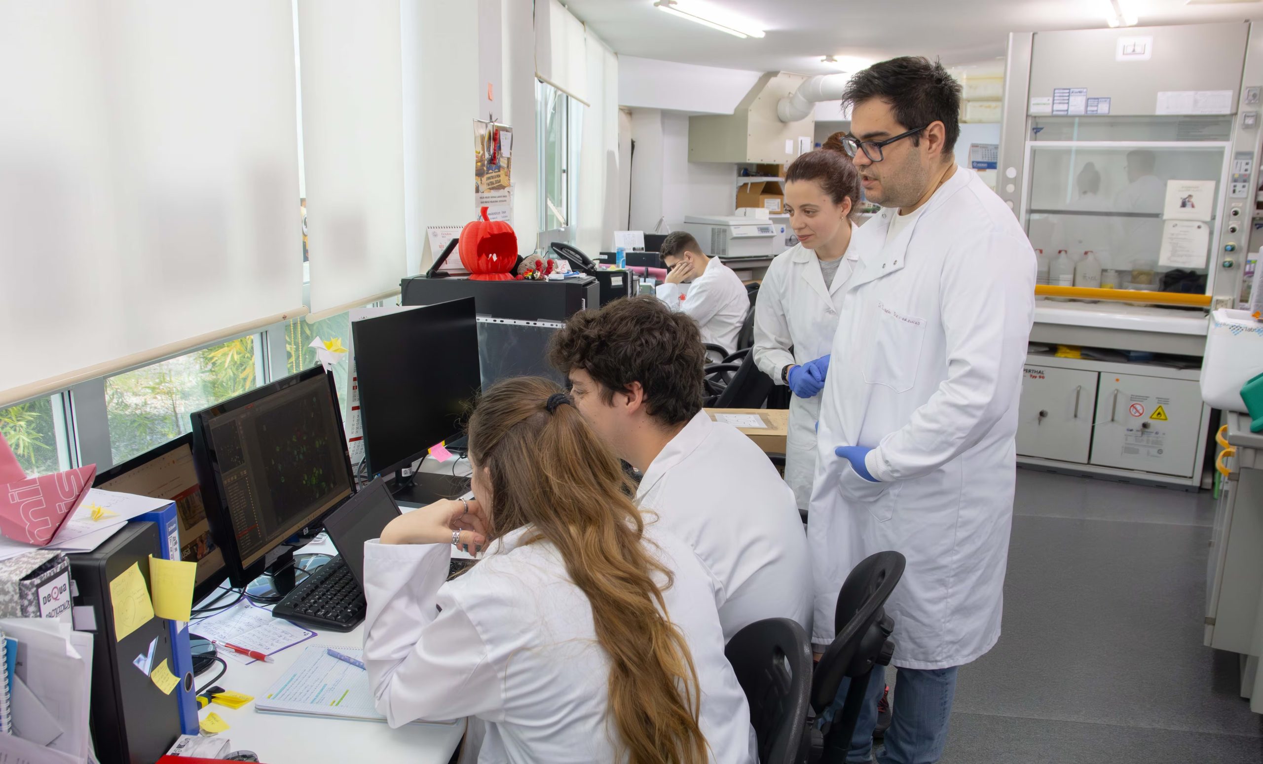 Rubén Deogracias con su equipo de investigación en el Lab 3B – Formación de Circuitos Neuronales y enfermedades cerebrales del INCYL. (Raquel J. Santos)