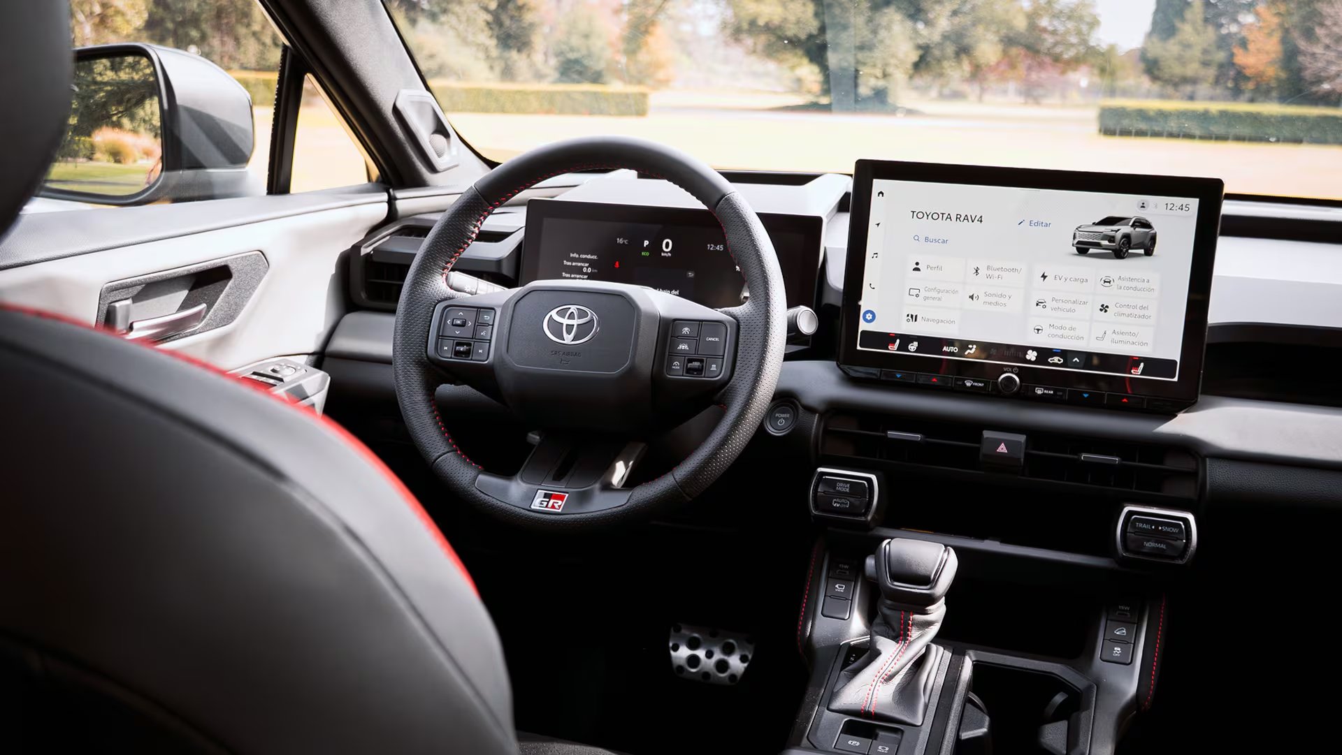 El sofisticado interior del nuevo Toyota RAV4 muestra un diseño ergonómico, volante deportivo con distintivo GR y una gran pantalla central de infoentretenimiento (Toyota)
