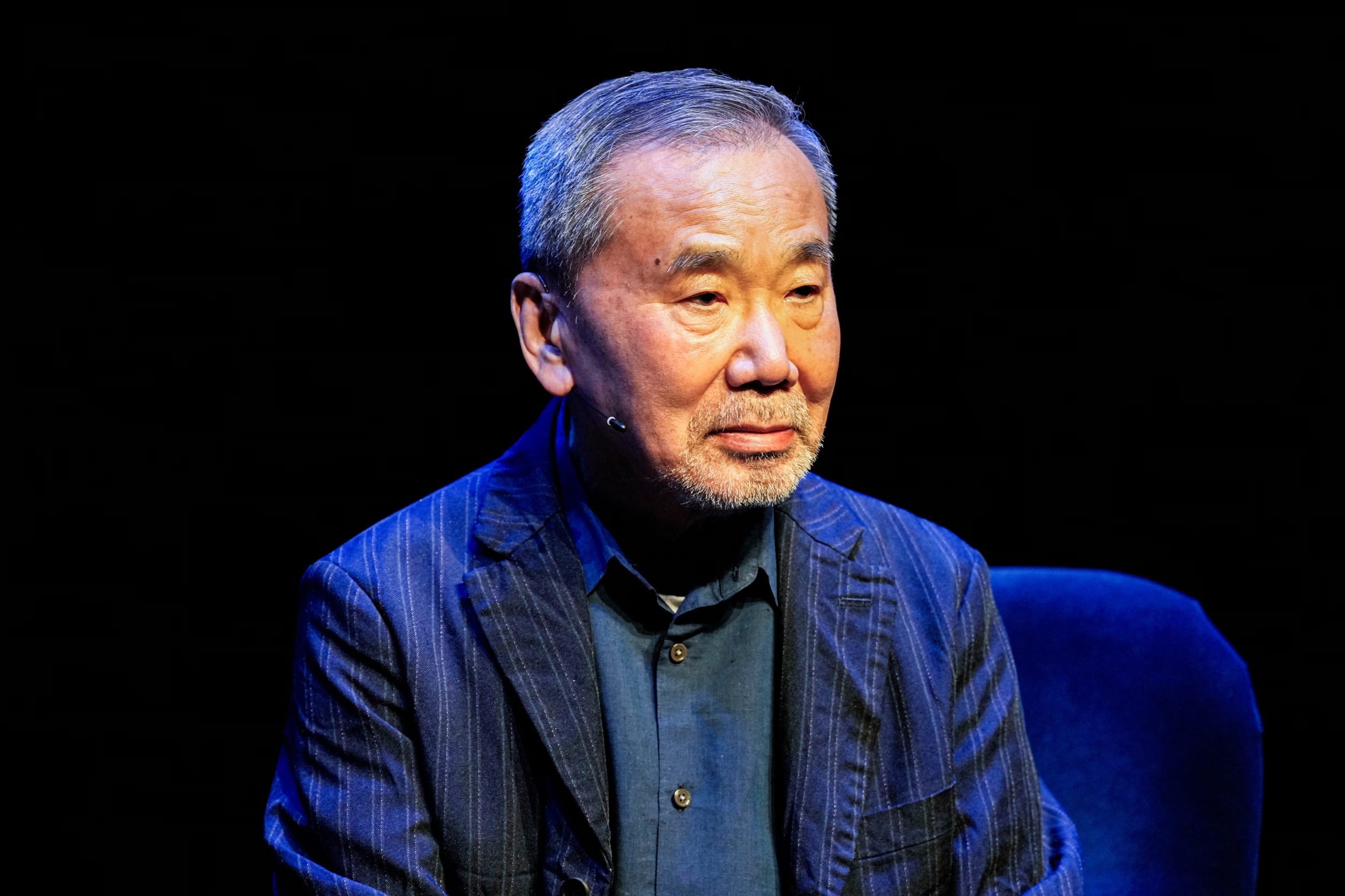 En las novelas de Murakami, el scotch sobre hielo en un bar de Tokio a medianoche es la soledad voluntaria del intelectual contemporáneo que eligió la contemplación sobre la conexión (Foto: Cornelius Poppe/NTB via REUTERS) 