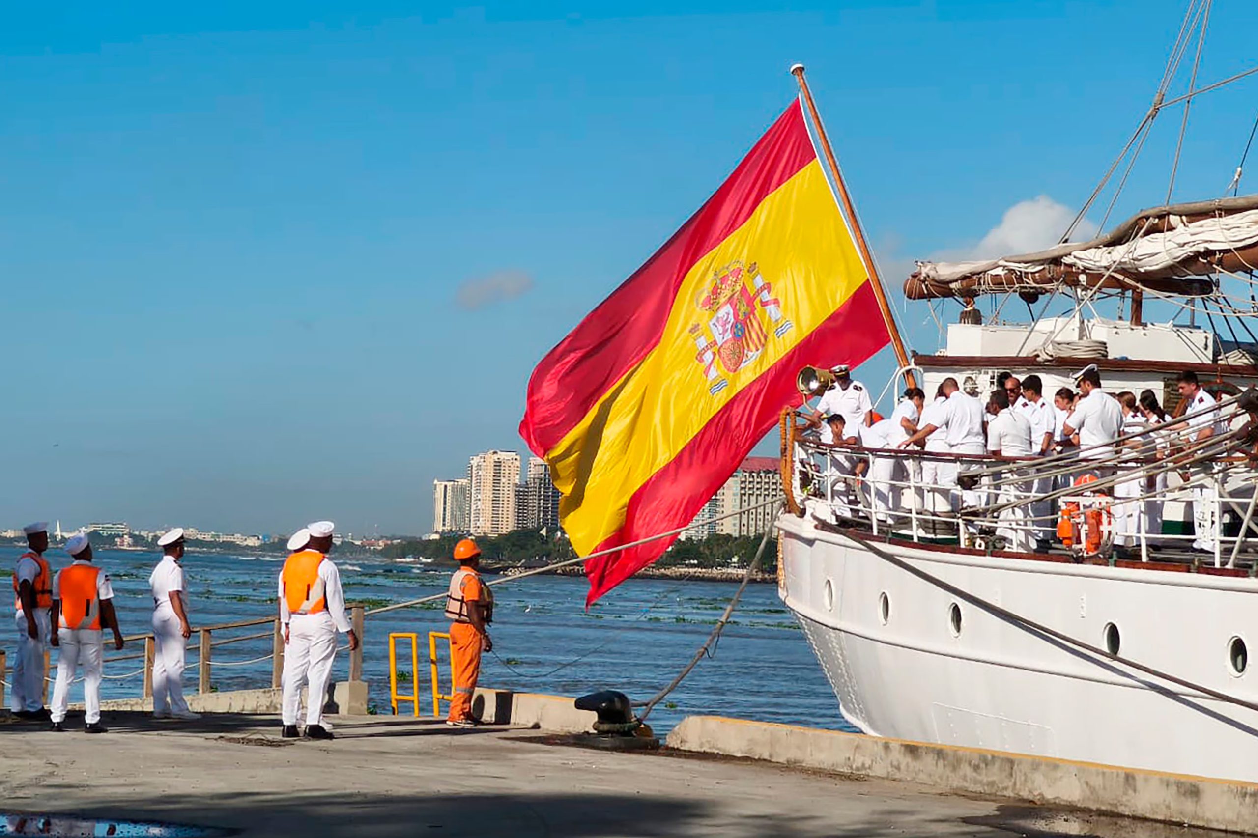 Fotografía cedida por la embajada de España en Santo Domingo que muestra la llegada del buque-escuela Juan Sebastián Elcano este martes, en el puerto Punta Torrecillas, en Santo Domingo (República Dominicana). EFE/ Embajada de España en Santo Domingo 