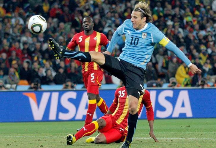 Diego Forlán en el Mundial 2010 (AFP)