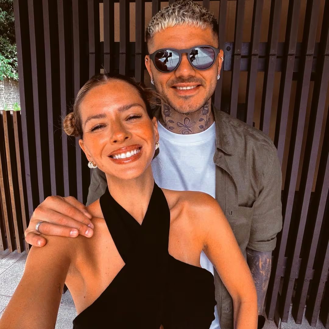 Las sonrisas de la pareja en un maravilloso viaje 