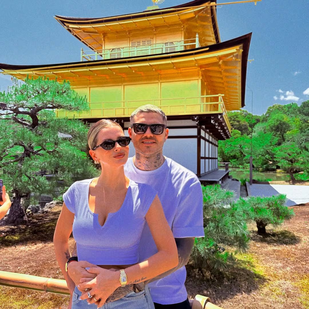 La pareja posó frente al Pabellón Dorado de Kioto, uno de los lugares destacados del álbum que difundieron sobre su estadía en Japón