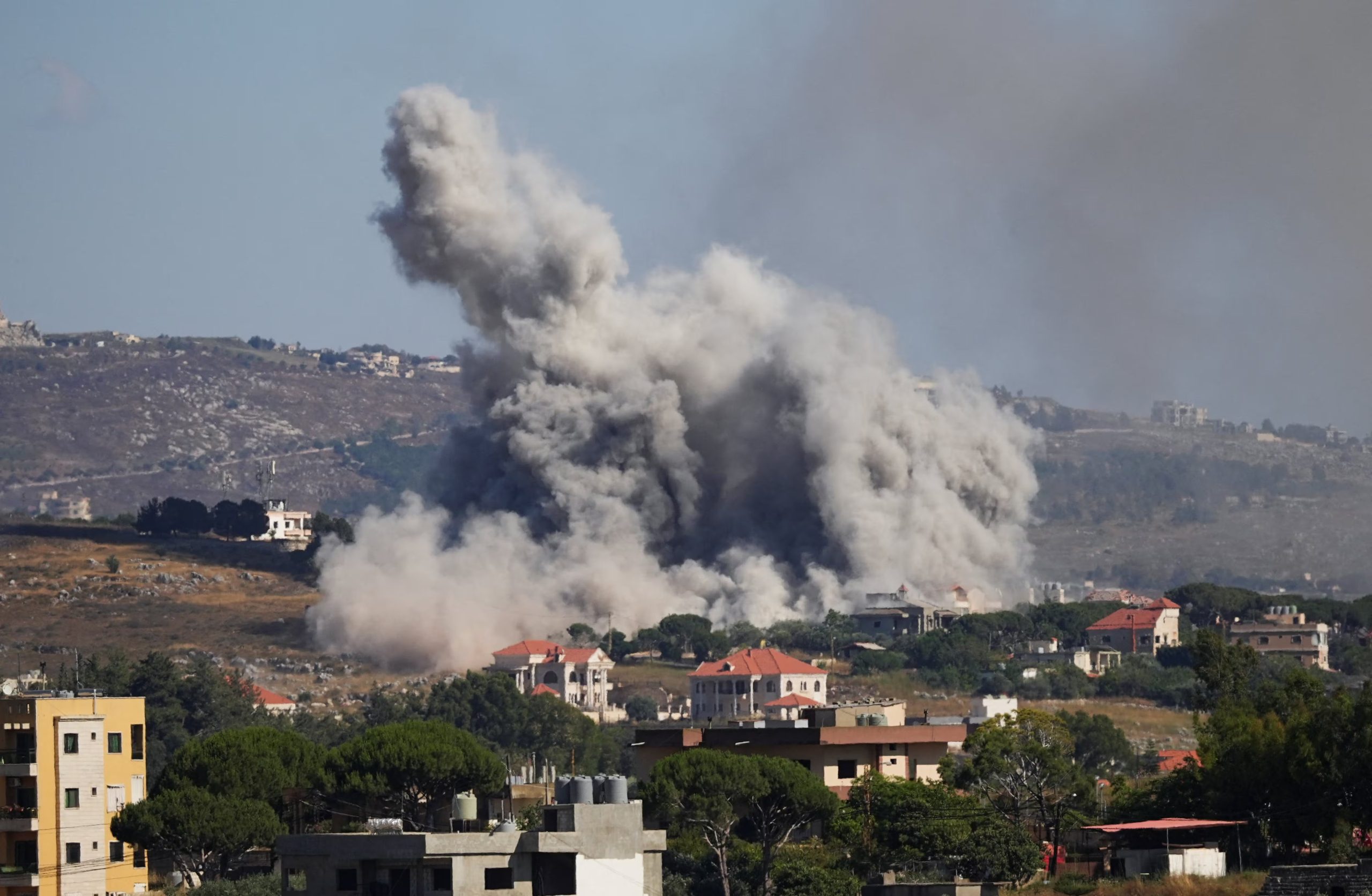 El humo se eleva desde el sur del Líbano tras un ataque israelí, visto desde Nabatieh, en el sur del Líbano, el 19 de junio de 2026 (REUTERS)