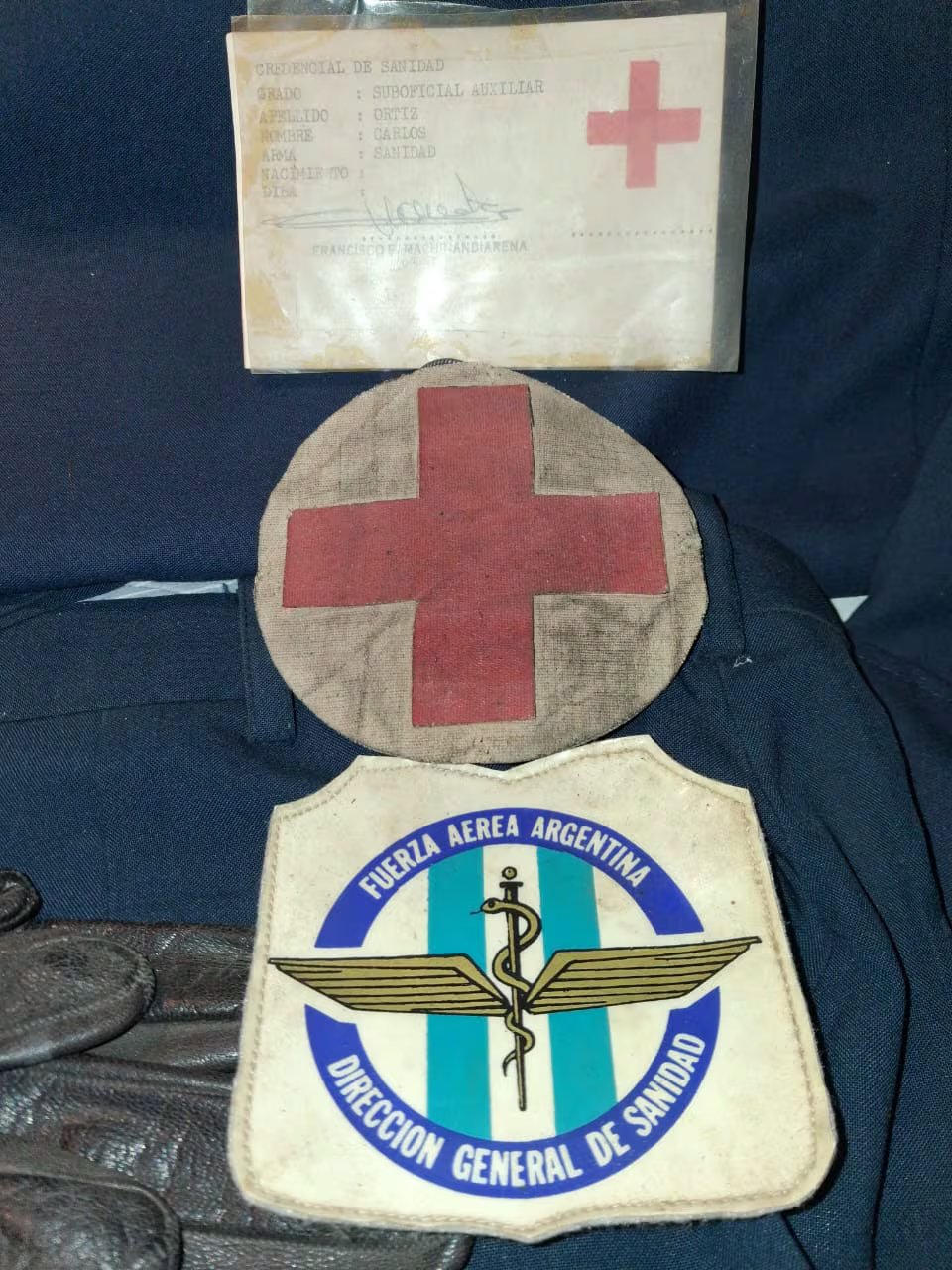 Distintivos que lucía en su uniforme conservados en el Museo Nacional de Malvinas, en Oliva, Córdoba