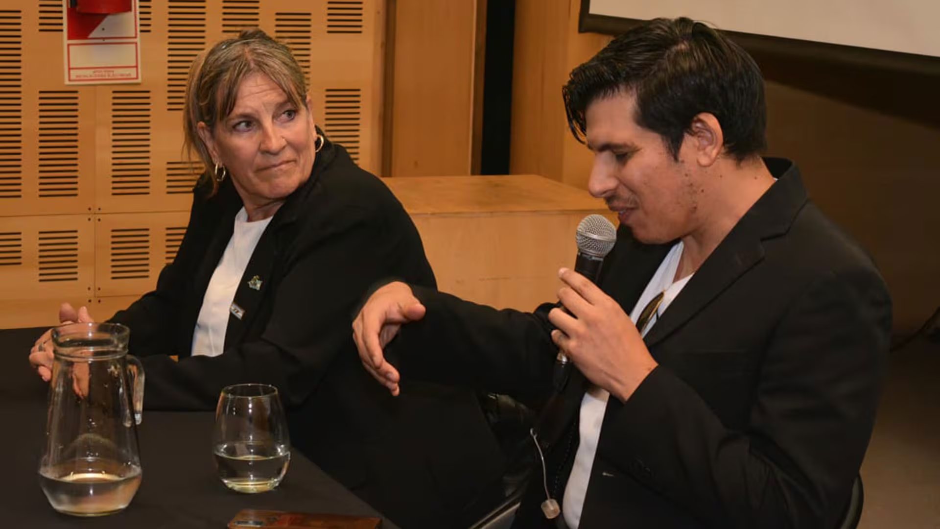 Juan Ever, hijo de Ortiz, junto a su madre, en una de las presentaciones del documental. Ella introduce el contexto de la época