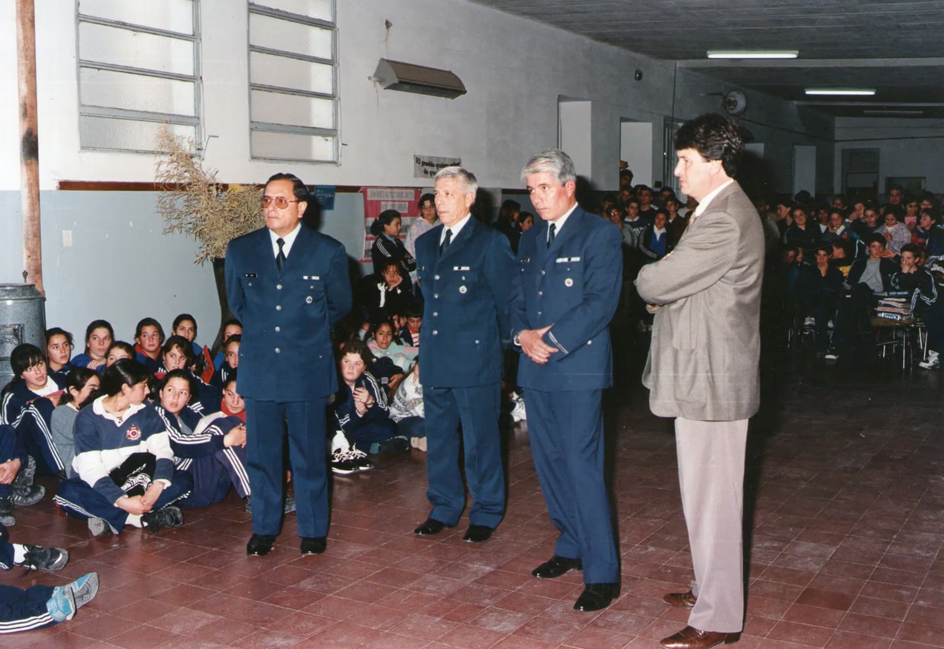 Ortiz, el segundo a la derecha, en una charla brindada en 1996 (Museo Nacional de Malvinas, Oliva)