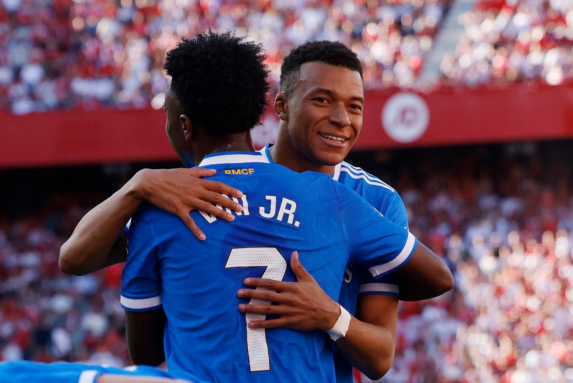Mbappé y Vinícius celebran un gol en el Sánchez Pizjuán. (REUTERS/Marcelo Del Pozo)
