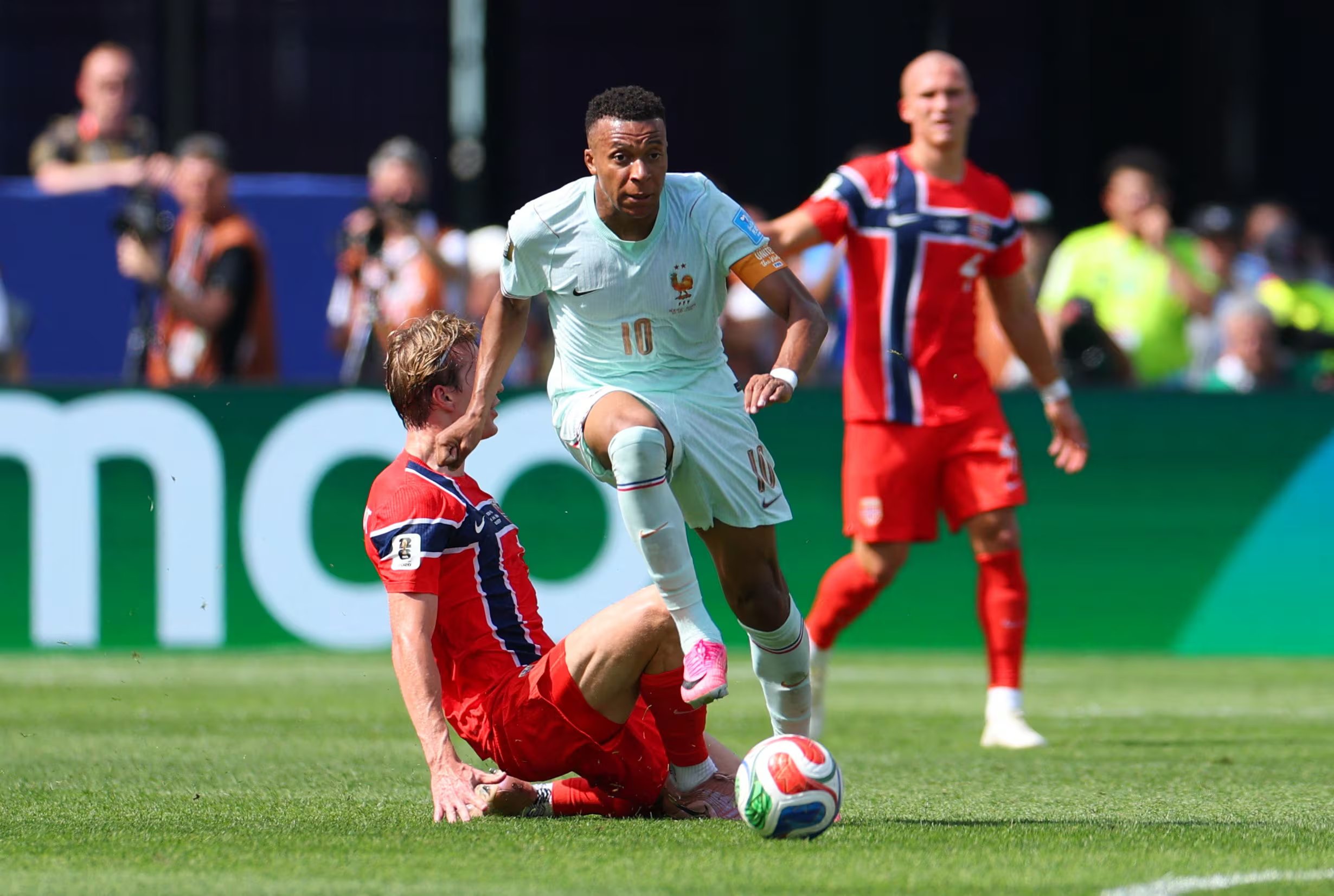 Kylian Mbappé en el partido contra Noruega. (REUTERS/Mike Segar)