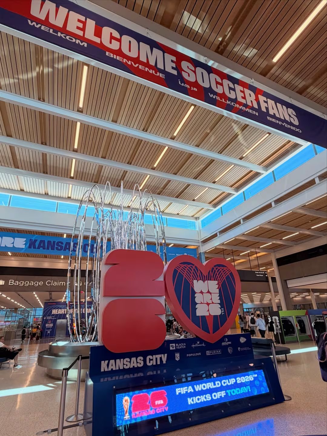 El aeropuerto de Kansas City, decorado para el Mundial 2026, sirve de telón de fondo para el viaje de Eva Bargiela, Carolina Baldini, Faustino y Gianluca Simeone hacia la copa