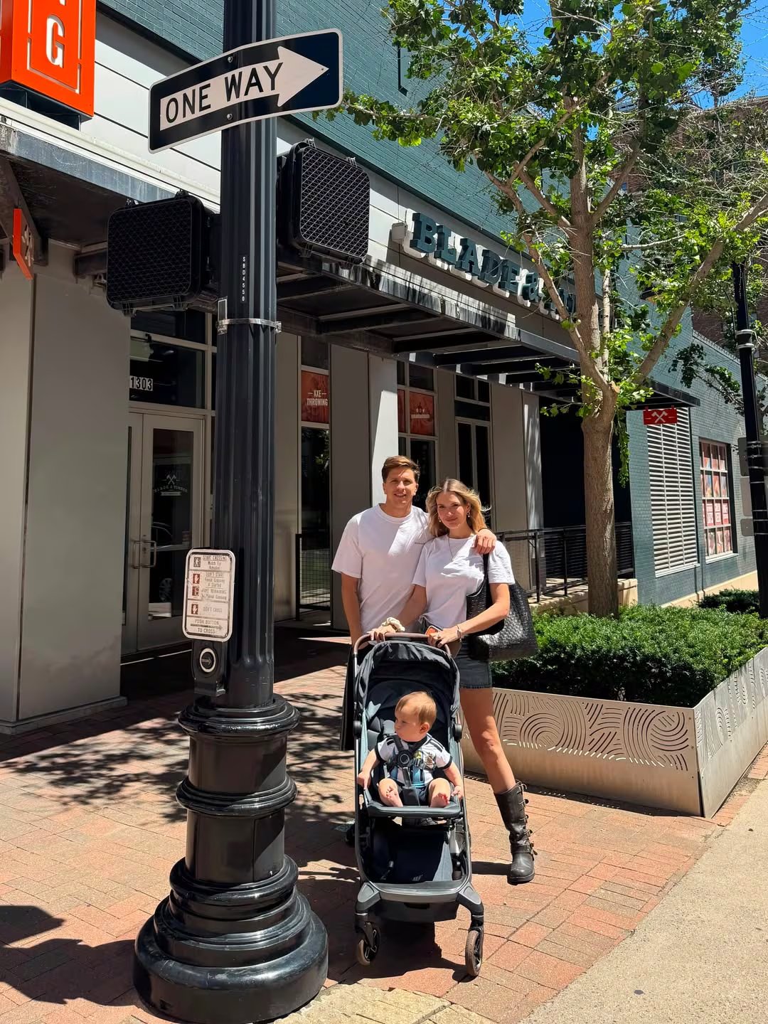 La modelo y su pareja posan con su hijo Faustino en un cochecito de bebé durante su viaje familiar a Kansas