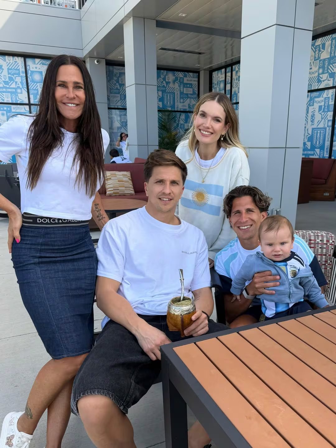 Eva Bargiela, Carolina Baldini y los hijos de Simeone, Faustino y Gianluca, comparten un momento familiar previo al debut del conjunto albiceleste