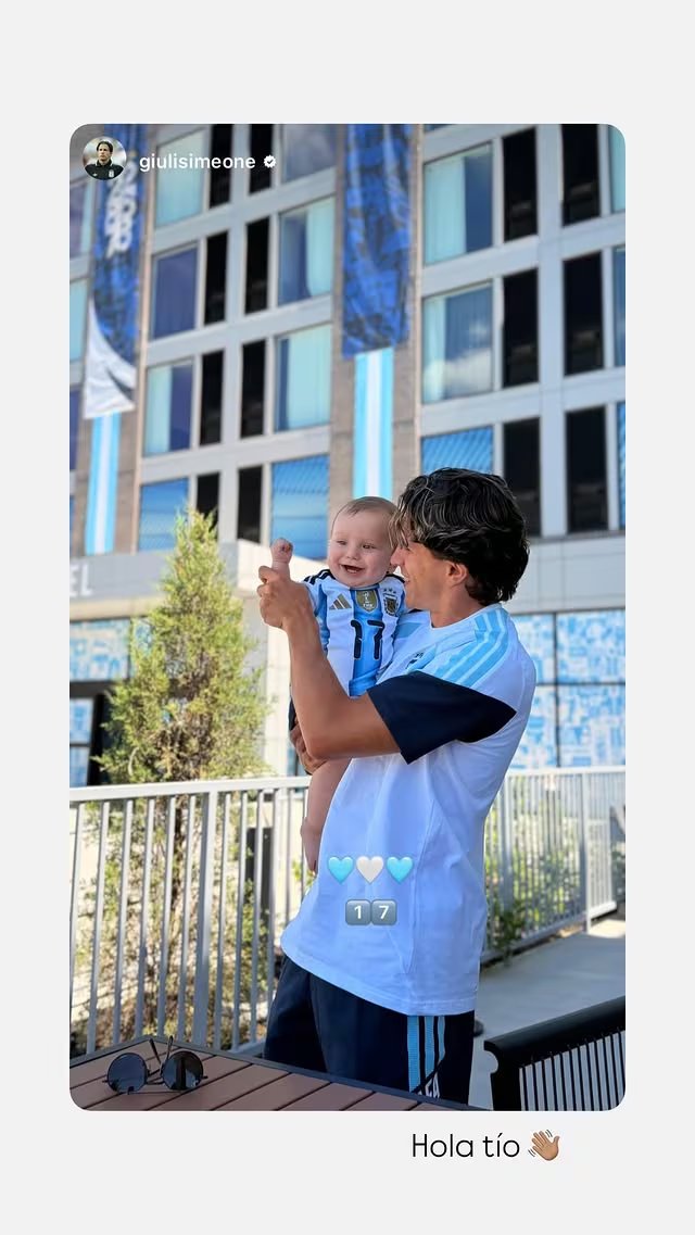 Giuliano Simeone posa sonriente con el pequeño Faustino, ambos vistiendo la camiseta de Argentina, mostrando la emoción familiar en el camino hacia el partido de Argentina (Instagram)