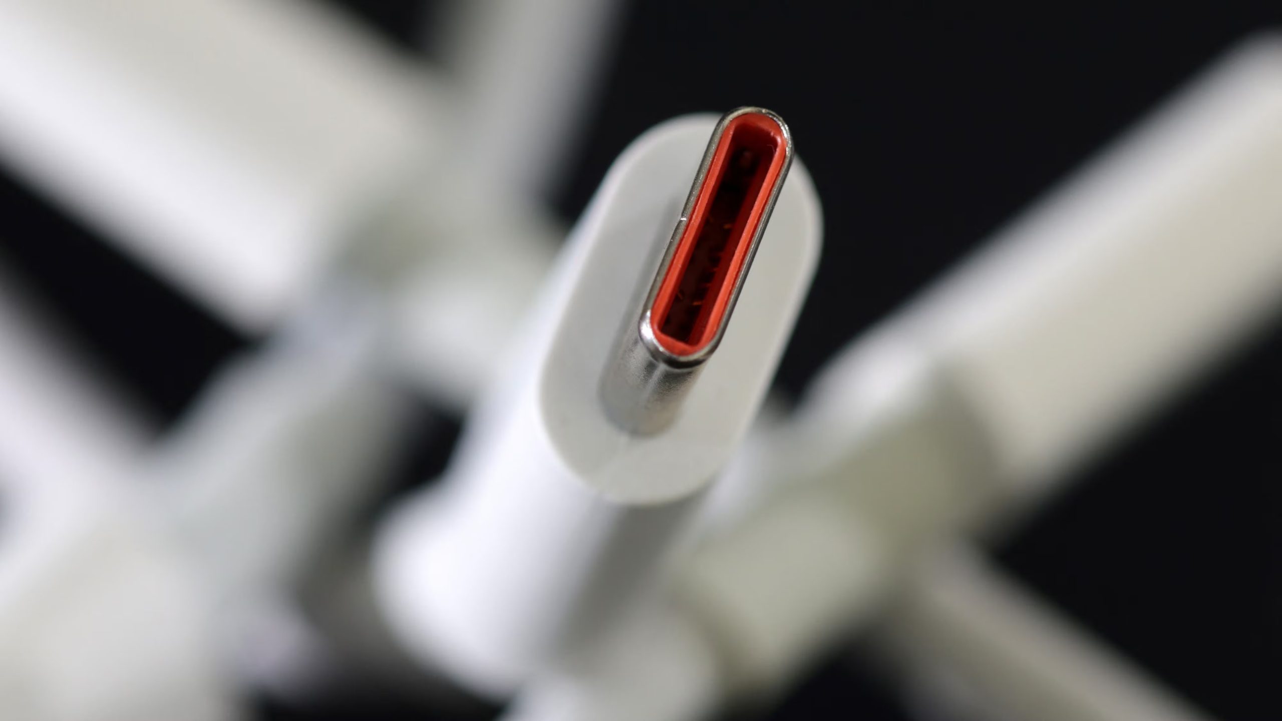 Un mismo cable y cargador USB-C pueden alimentar una enorme variedad de dispositivos, desde audífonos y teléfonos hasta laptops de alta potencia. 

 (Dado Ruvic/REUTERS)