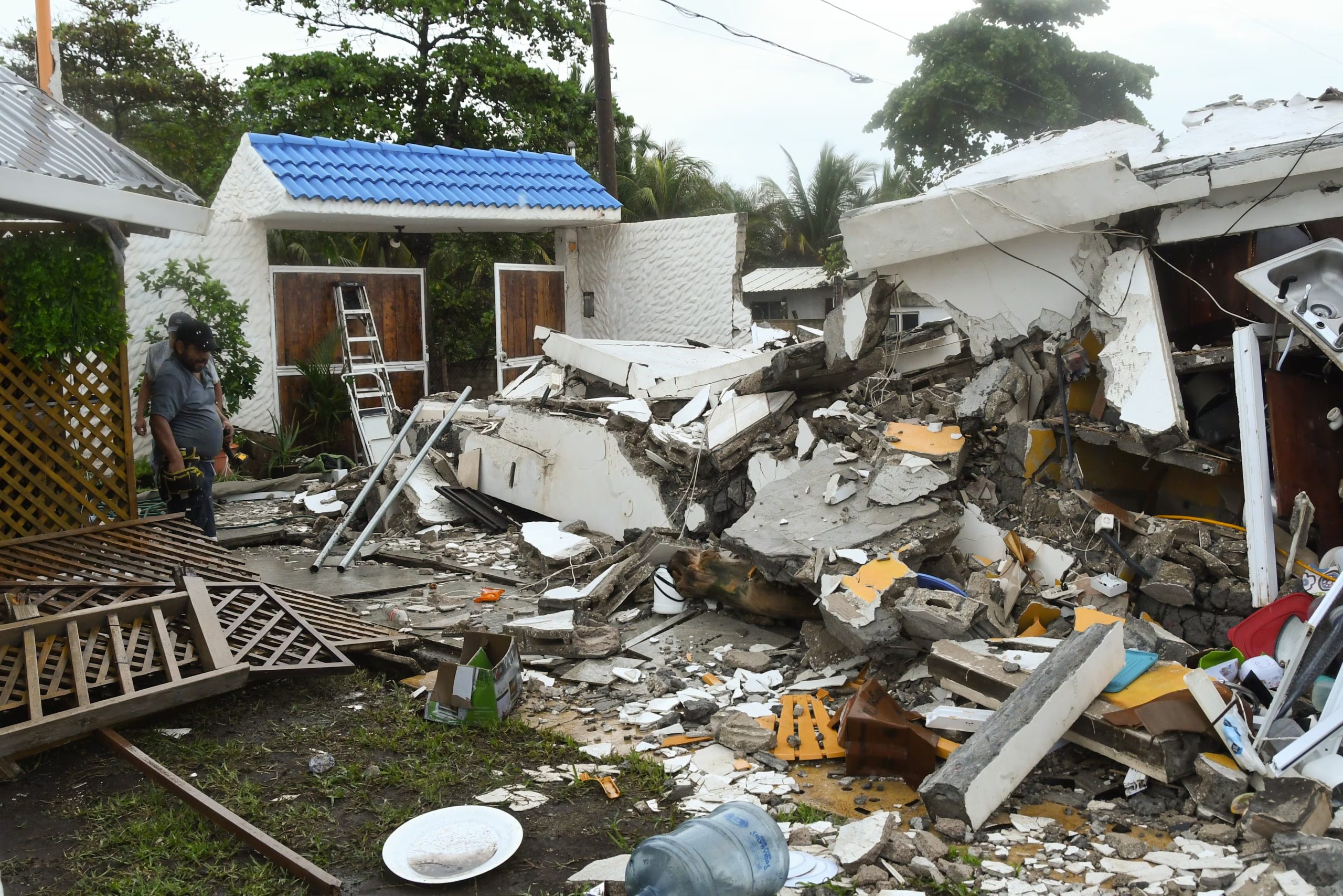  IZTAPA (GUATEMALA). Una persona camina entre escombros de viviendas destruidas debido a la tormenta tropical Cristina en el puerto de Iztapa. /(EFE/ Alex Cruz)
