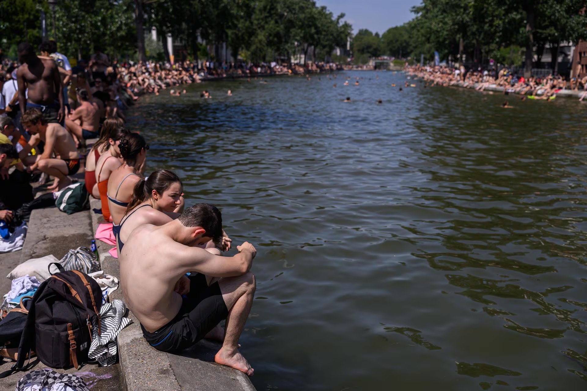 Cientos de personas se bañan en el canal de Saint-Martin en Paris durante la ola de calor (Europa Press)