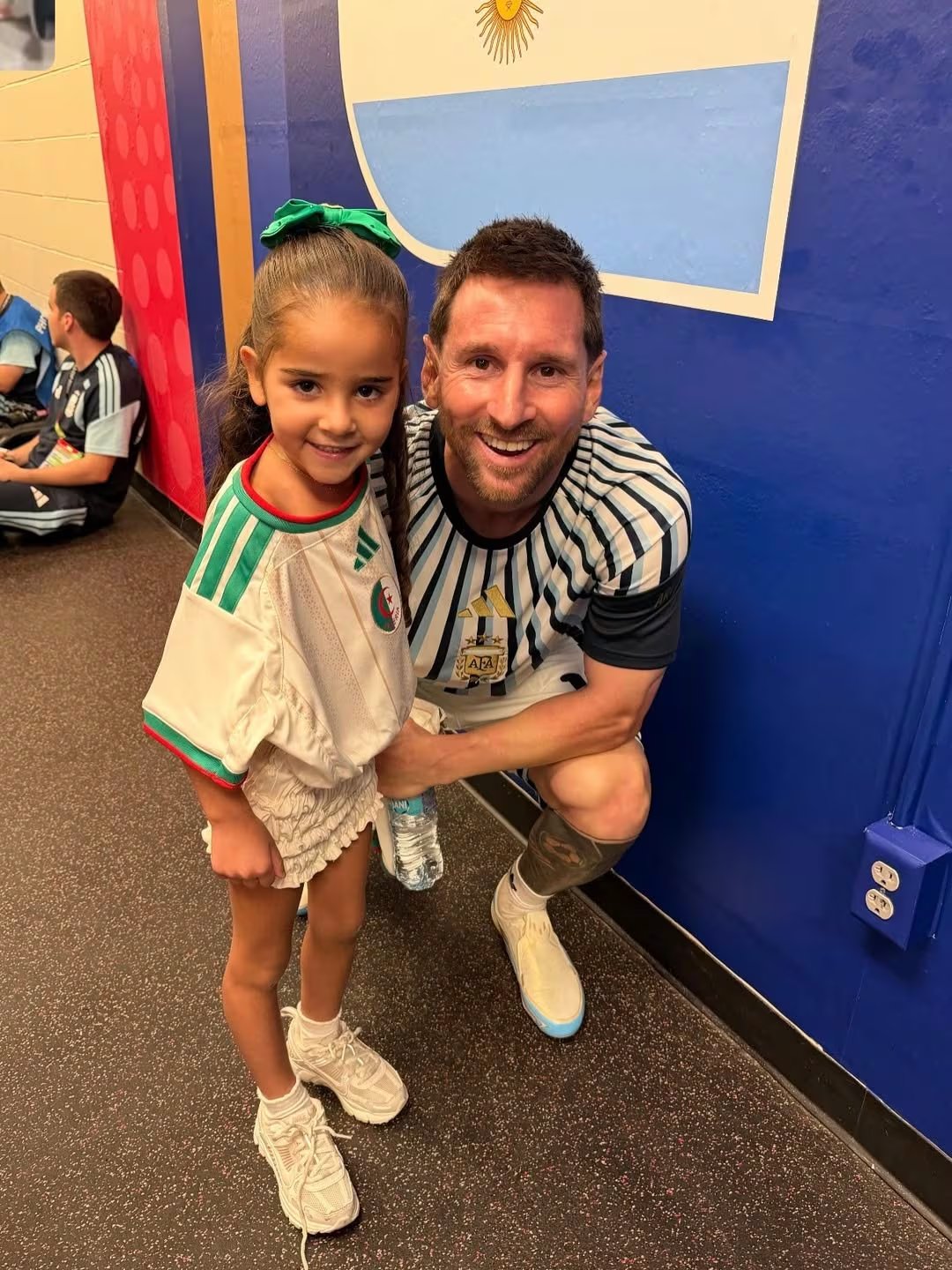 La foto de Messi junto a la hija de Riyad Mahrez (Instagram: @taylorwardx)
