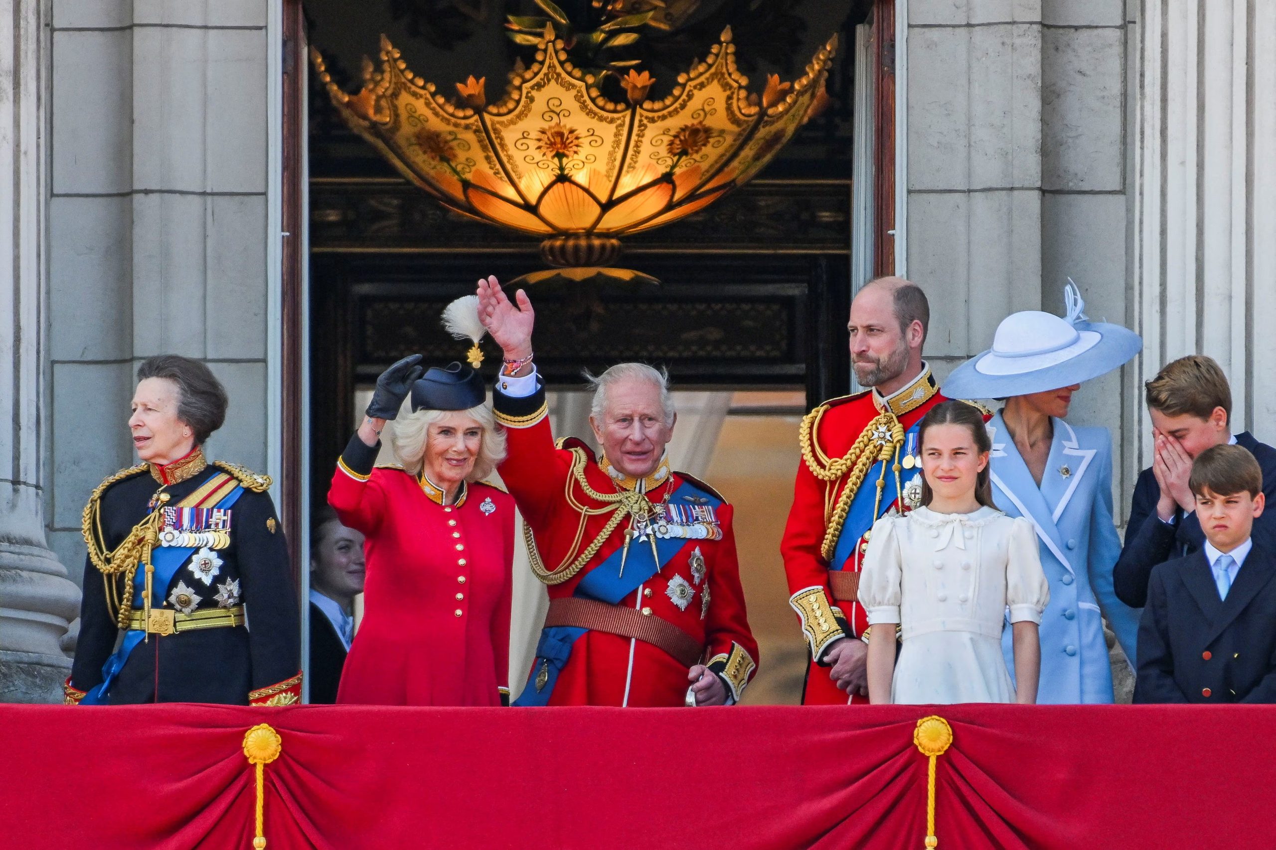 El rey Carlos de Gran Bretaña, la reina Camila, el príncipe Guillermo, Kate, princesa de Gales, el príncipe Jorge, la princesa Carlota, el príncipe Luis, Ana, princesa real, y otros funcionarios aparecen en el balcón del Palacio de Buckingham durante el desfile Trooping the Colour en honor al rey Carlos de Gran Bretaña, como parte de las celebraciones oficiales de su cumpleaños, en Londres, Gran Bretaña, el 13 de junio de 2026. (REUTERS/Chris J. Ratcliffe)