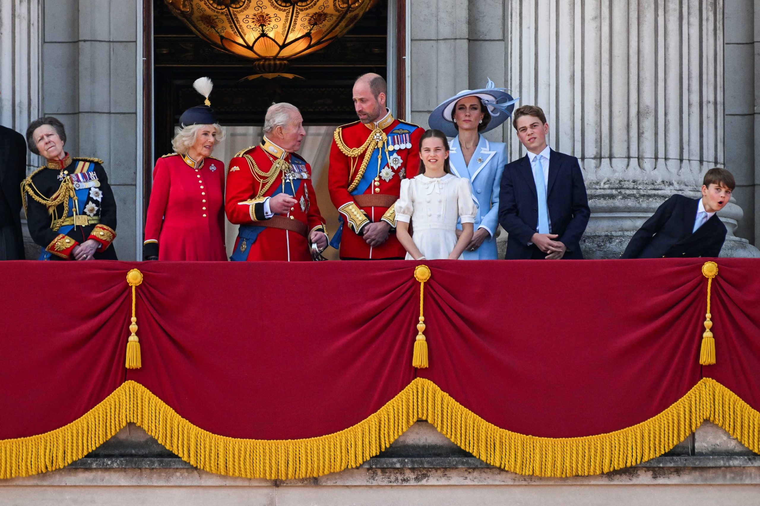 El rey Carlos de Gran Bretaña, la reina Camila, el príncipe Guillermo, Kate, princesa de Gales, el príncipe Jorge, la princesa Carlota, el príncipe Luis, Ana, princesa real, y otros funcionarios aparecen en el balcón del Palacio de Buckingham durante el desfile Trooping the Colour en honor al rey Carlos de Gran Bretaña, como parte de las celebraciones oficiales de su cumpleaños, en Londres, Gran Bretaña, el 13 de junio de 2026. (REUTERS/Chris J. Ratcliffe)